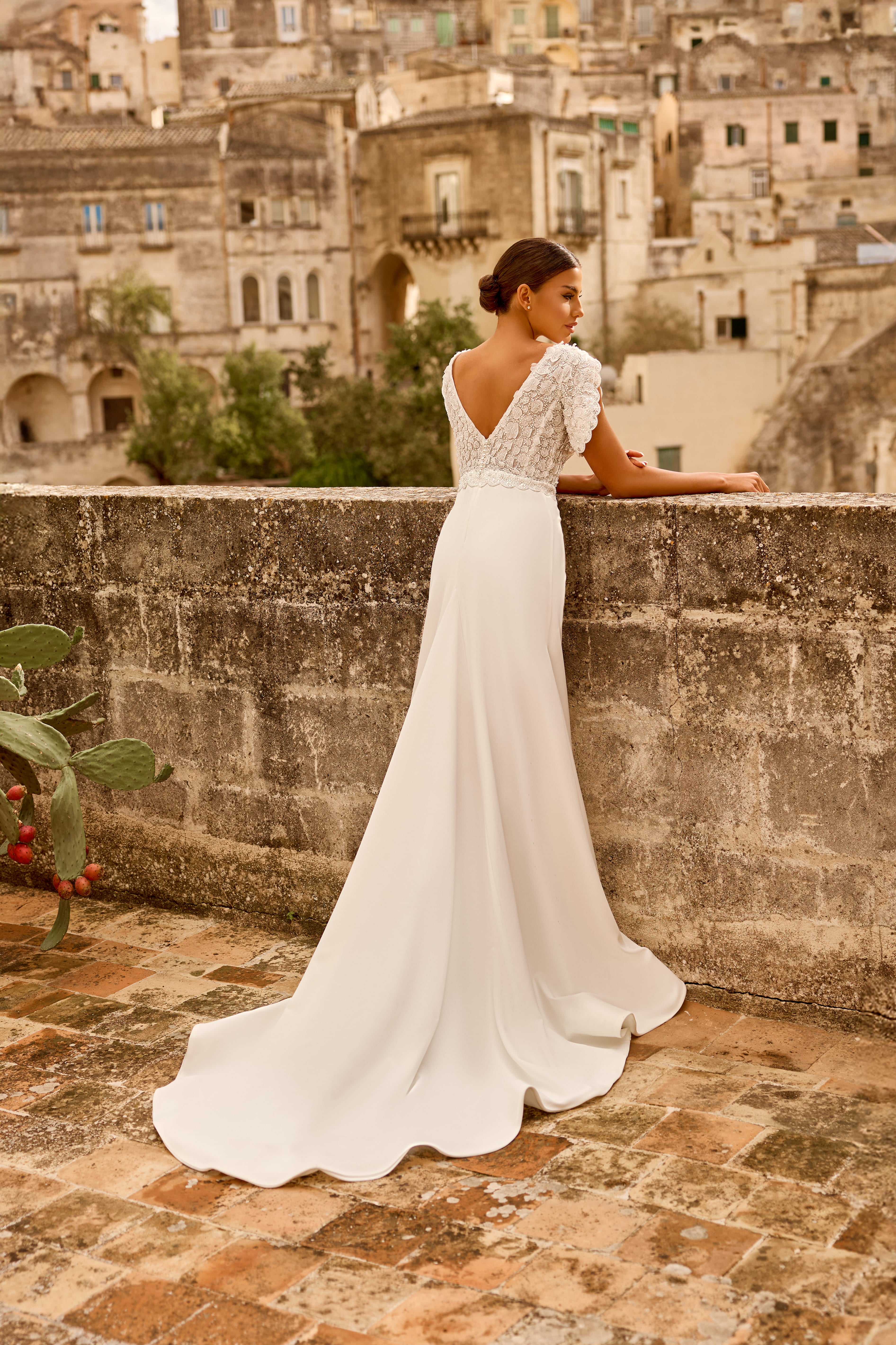 Hochzeitskleid 1779 – Elegantes, kurzärmeliges Kleid mit fließender Schleppe