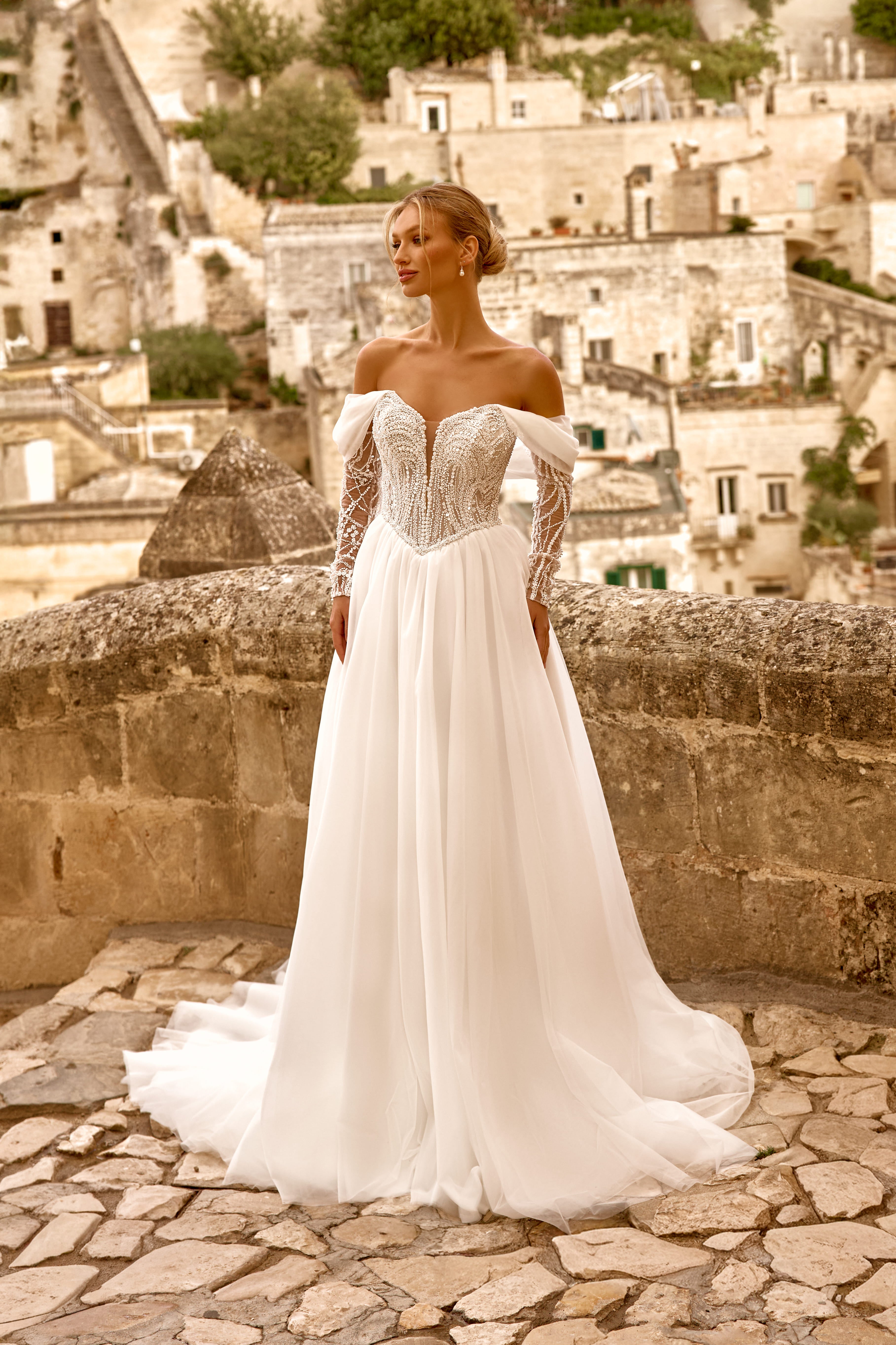 Robe de mariée 1781 – Robe fluide à corset structuré et manches tombantes