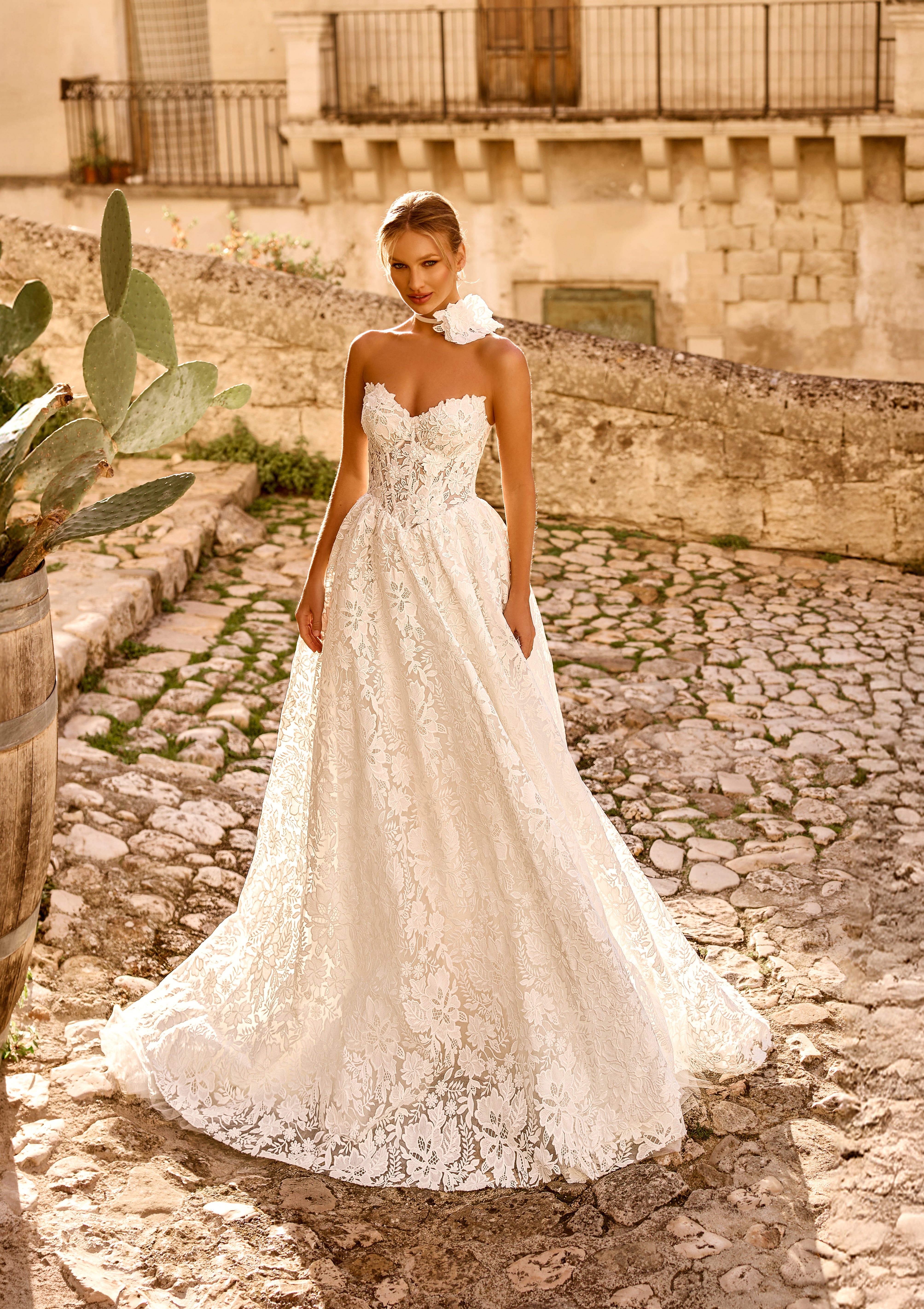 Robe de mariée 1783 – Robe en dentelle florale à décolleté cœur et coupe évasée