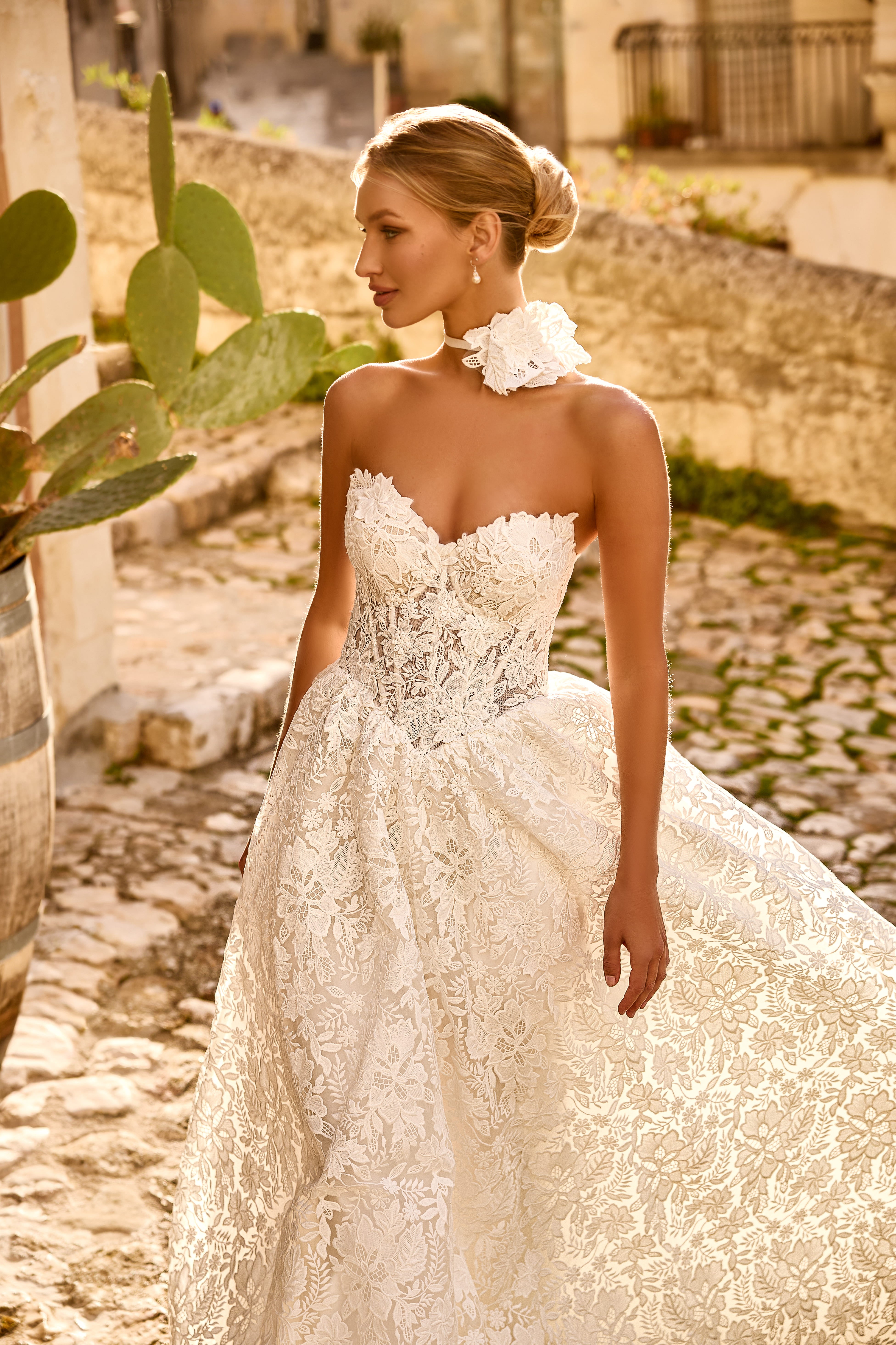 Robe de mariée 1783 – Robe en dentelle florale à décolleté cœur et coupe évasée