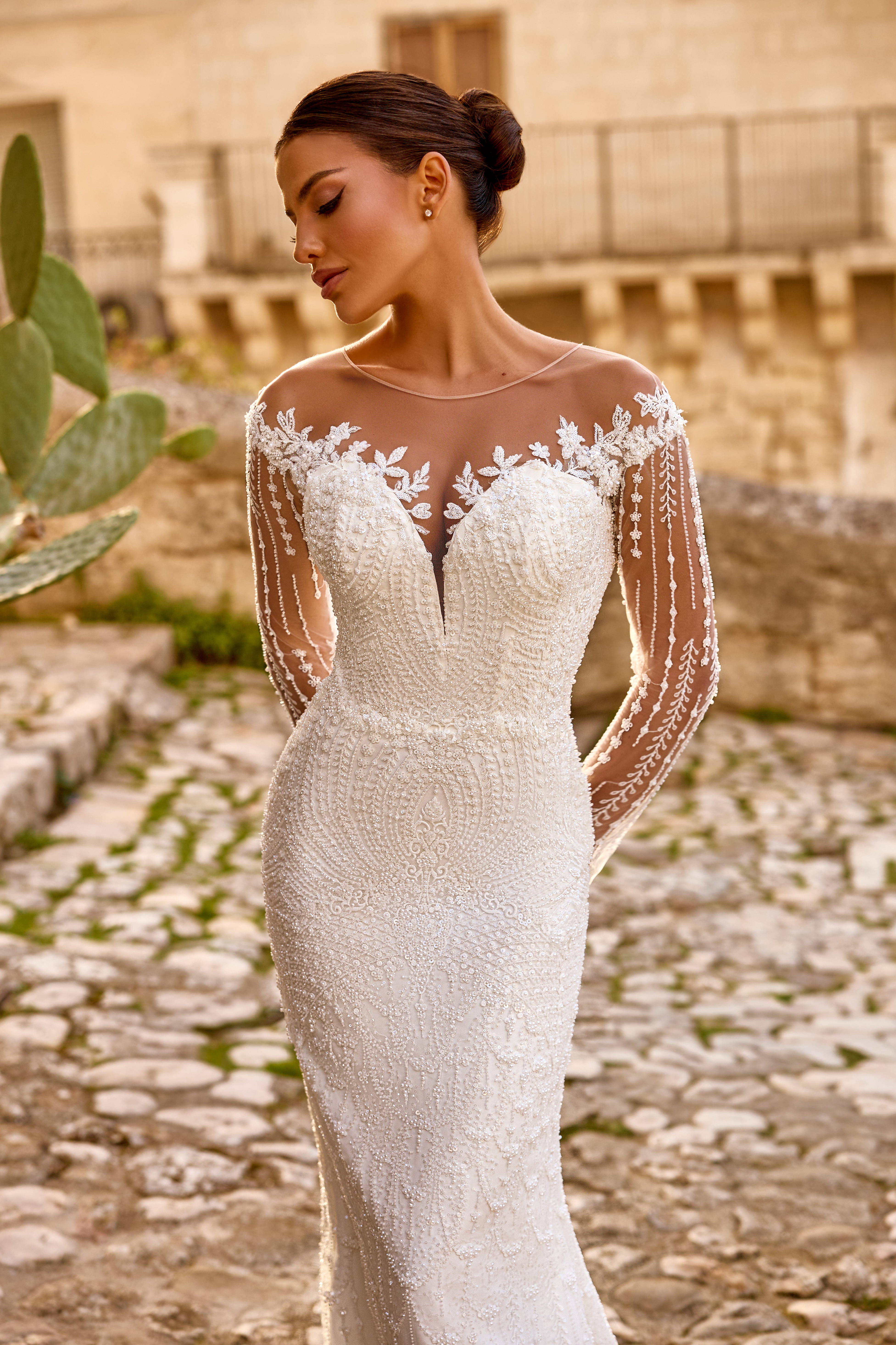 Hochzeitskleid 1784 – Perlenbesetztes Spitzenkleid mit abnehmbarem Überrock