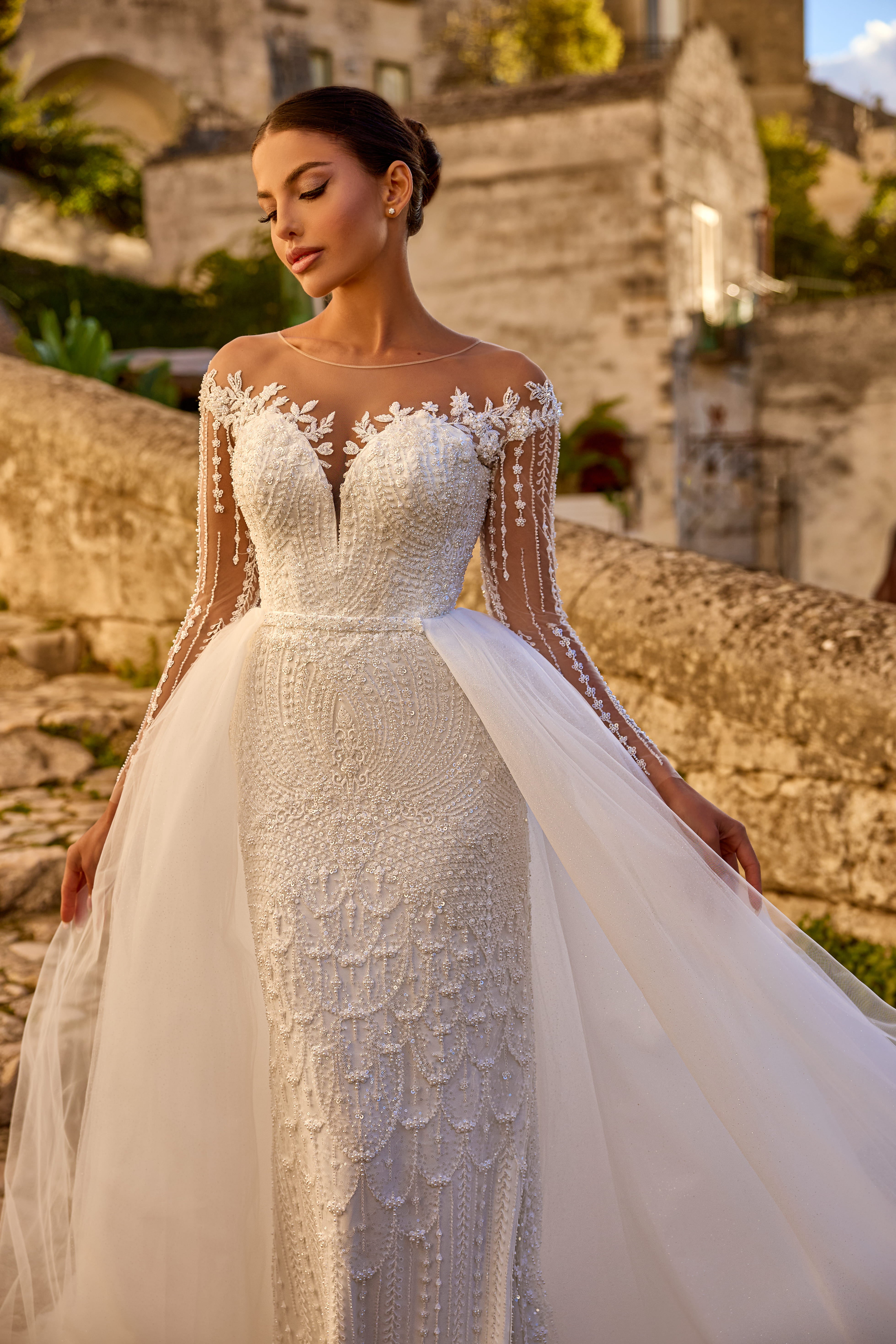 Robe de mariée 1784 – Robe en dentelle perlée avec sur-jupe amovible