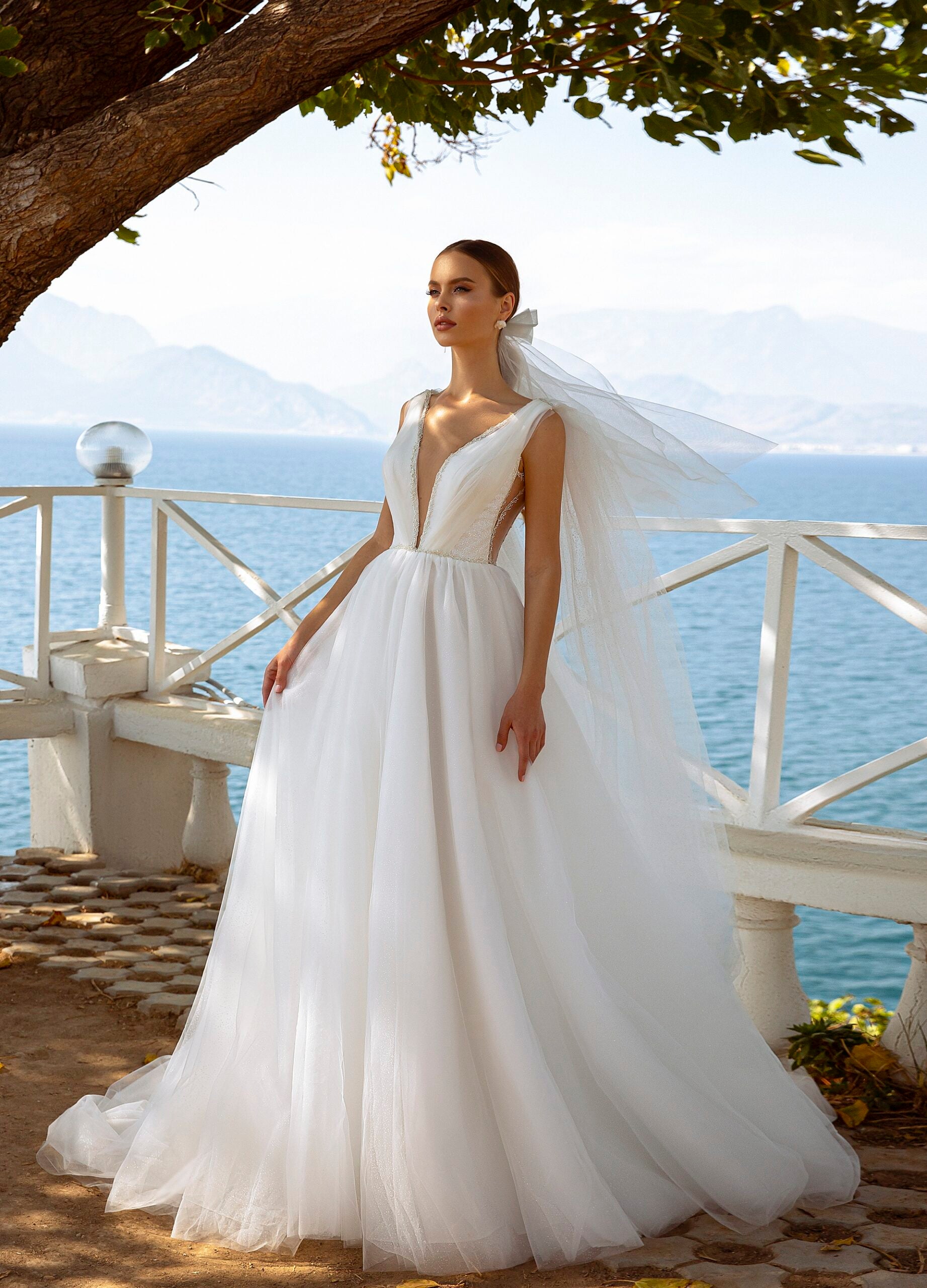 Robe de mariée Lady Di Bride 706 – Jupe princesse en tulle brillant et bretelles effet cape