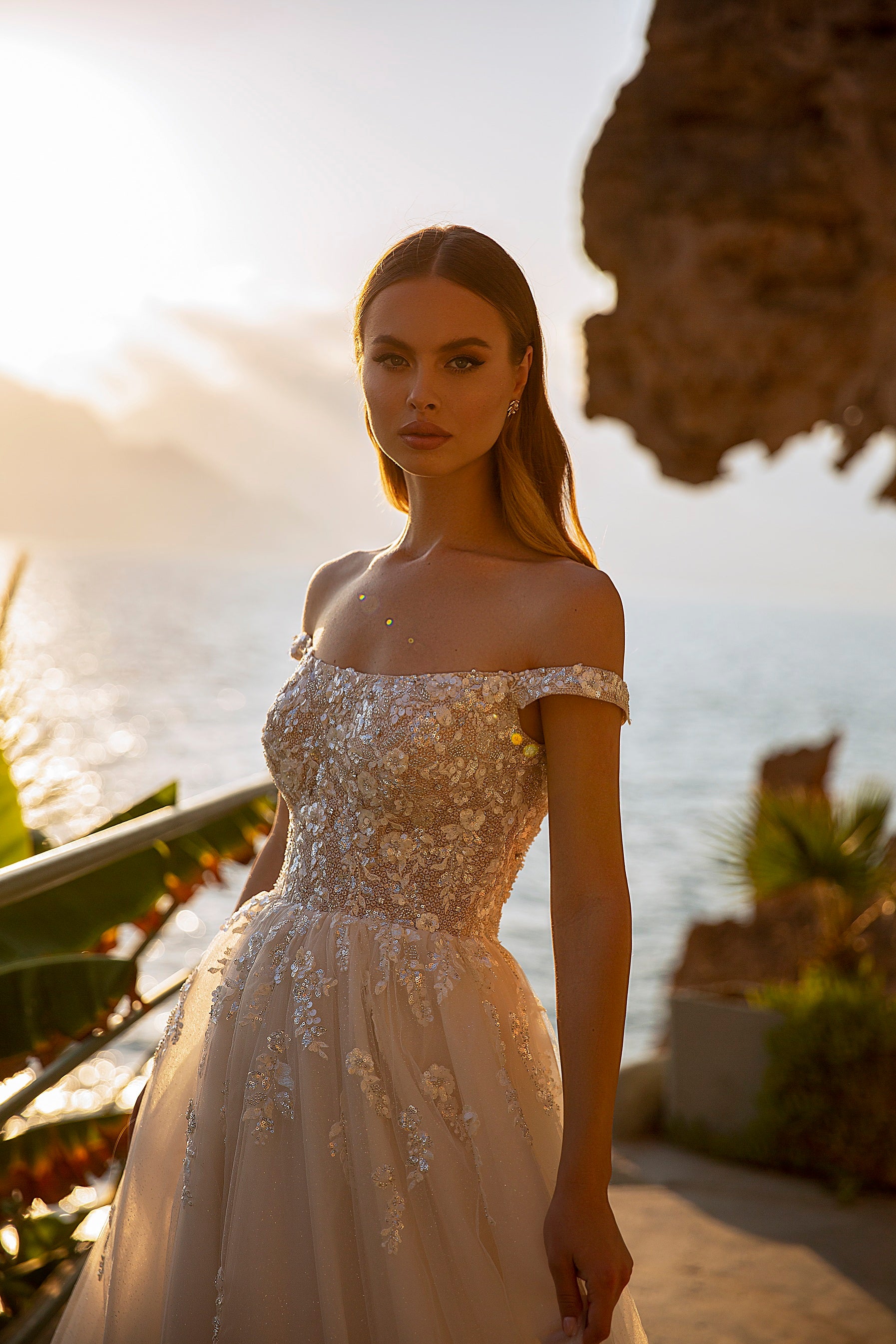 Robe de mariée princesse bustier droit avec épaules tombantes et jupe fluide – Modèle 710