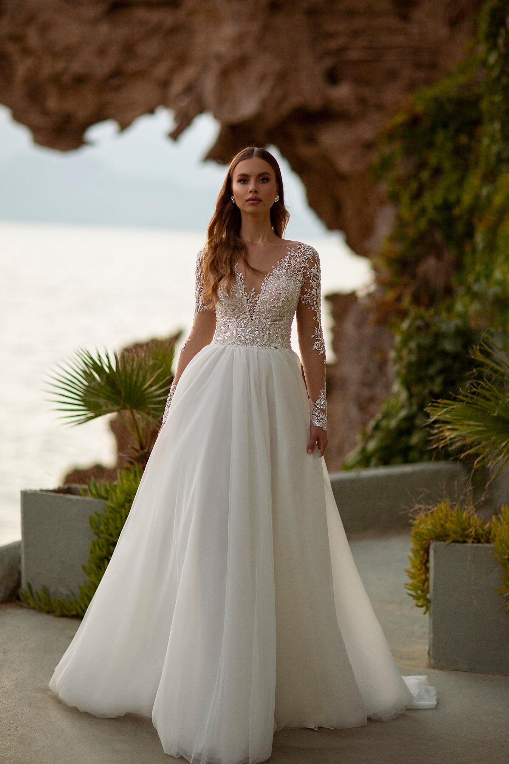Robe de mariée princesse manches longues en dentelle et jupe tulle fluide – Modèle 713