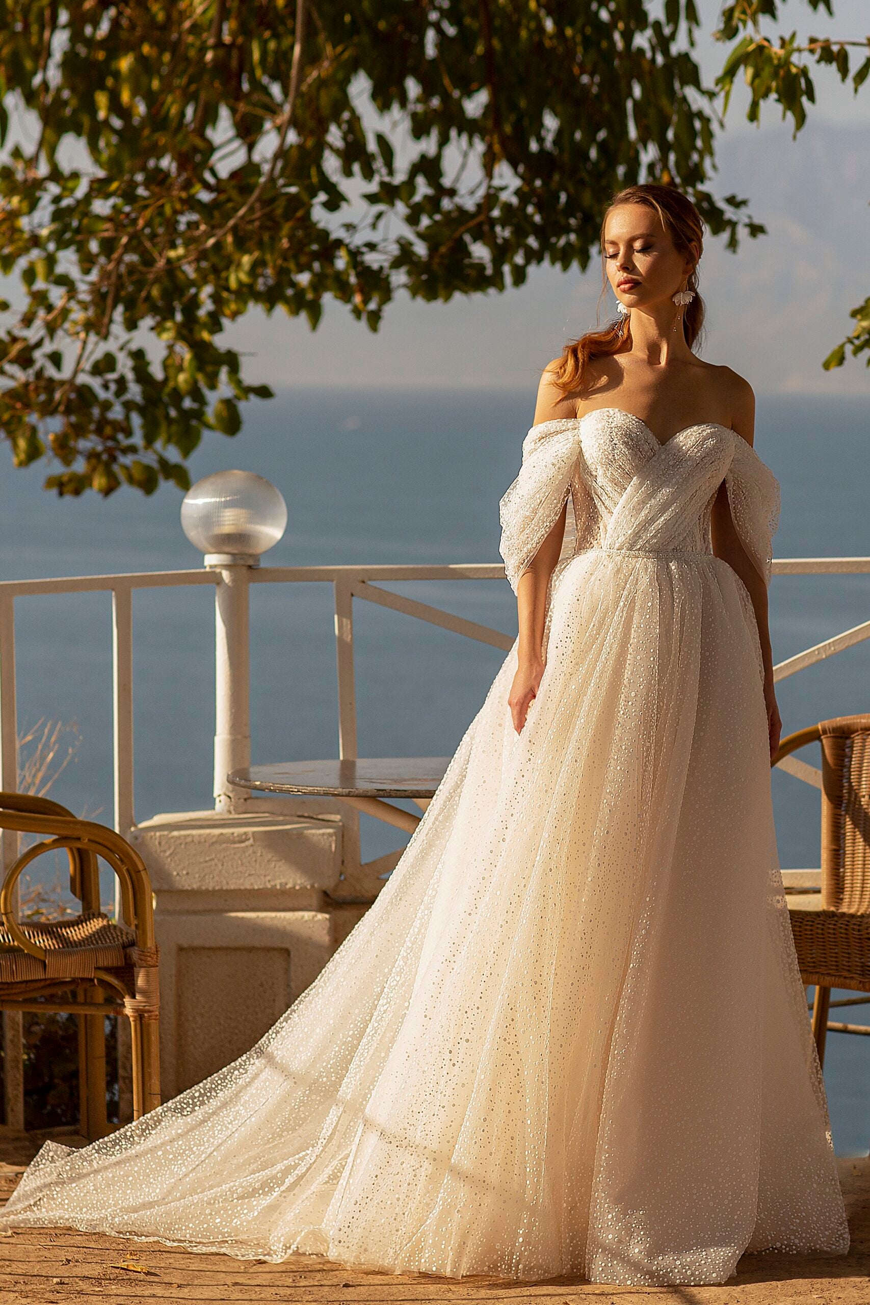 Robe de mariée princesse col bateau avec manches tombantes en tulle plumetis – Modèle 716