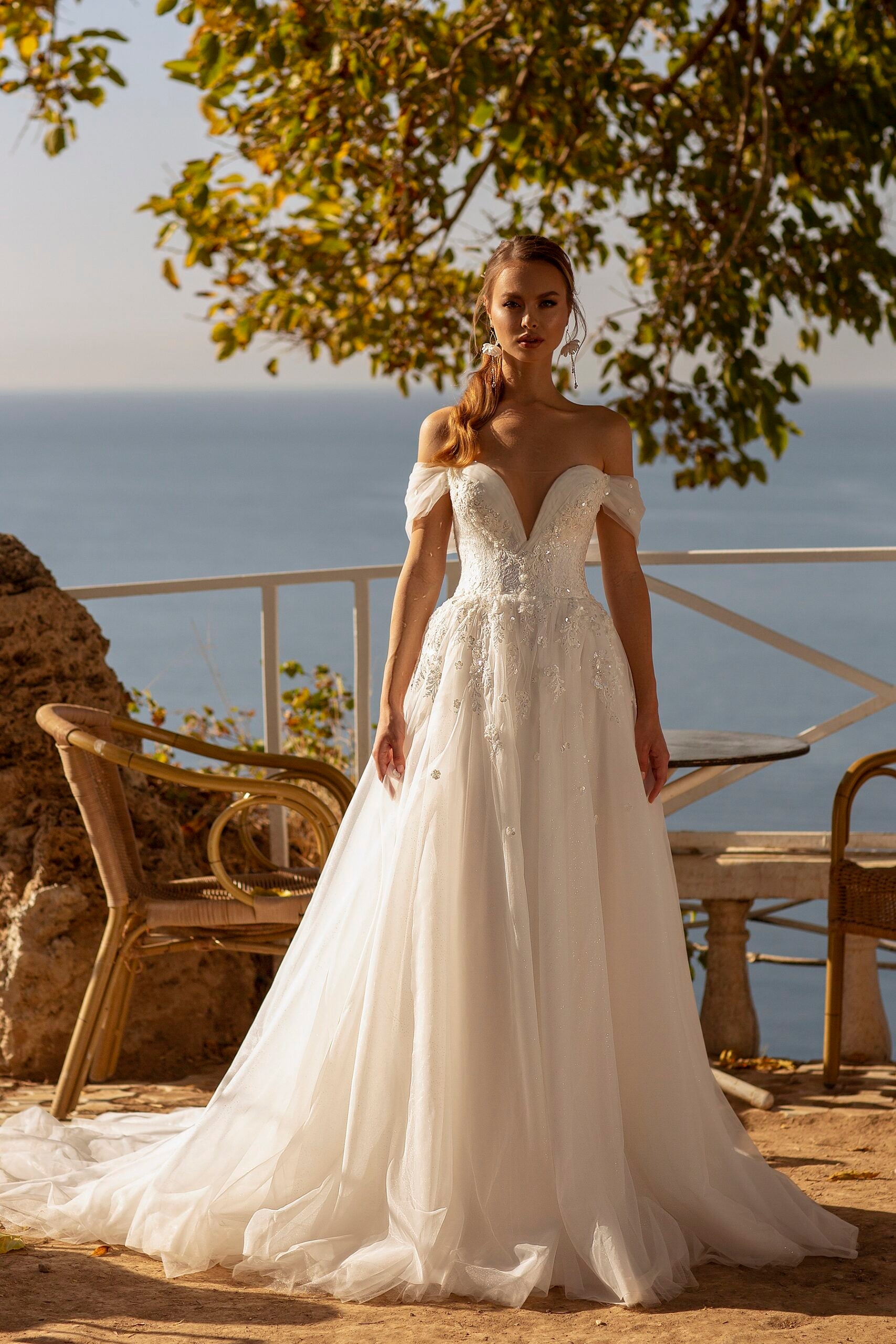 Robe de mariée col bateau tulle brillant avec manches tombantes– Modèle 717