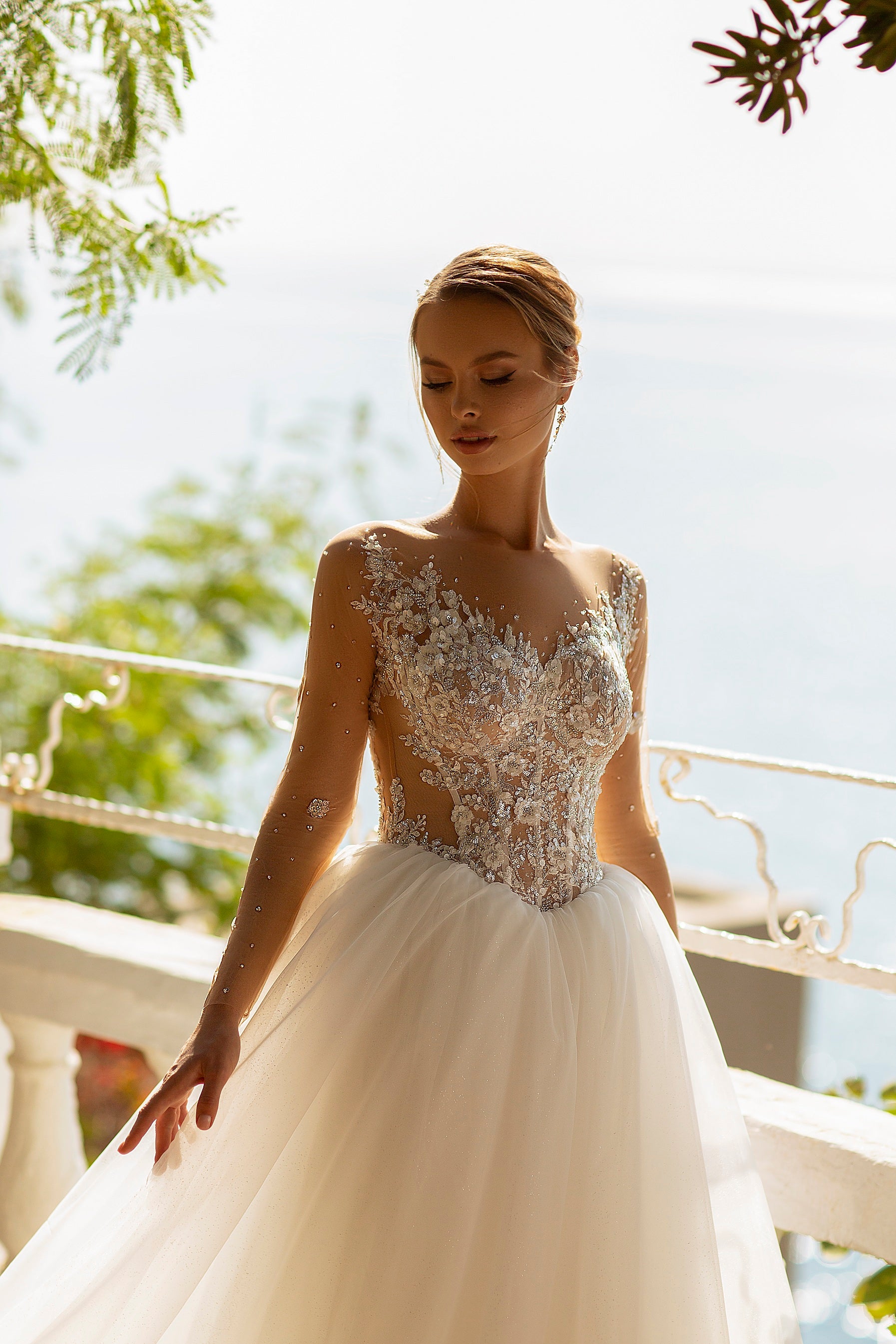 Robe de mariée princesse bustier en pointe dentelle bijou et manches longues – Modèle 719