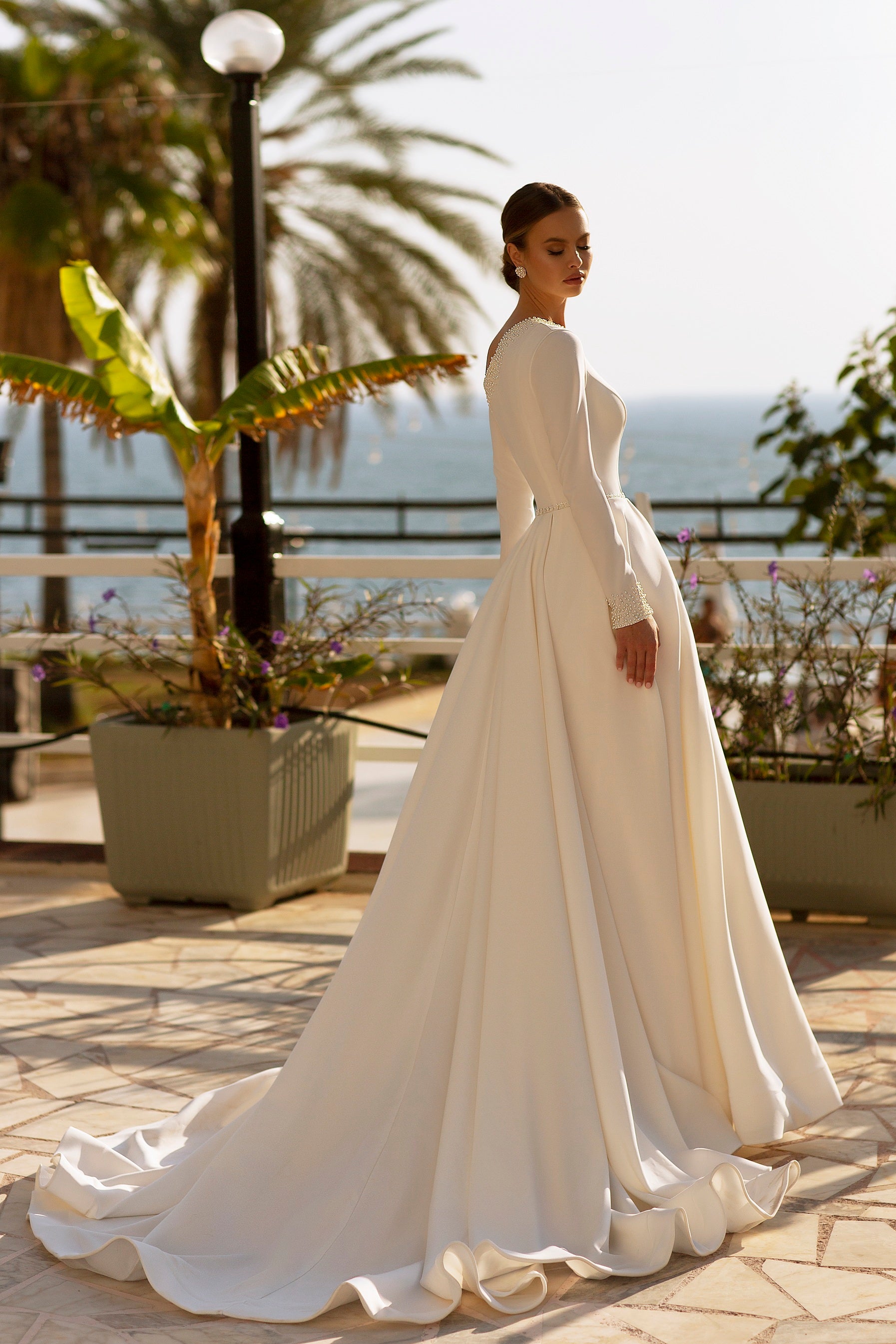 Robe de mariée princesse en crêpe minimaliste à manches longues asymétrique et perle – Modèle 726
