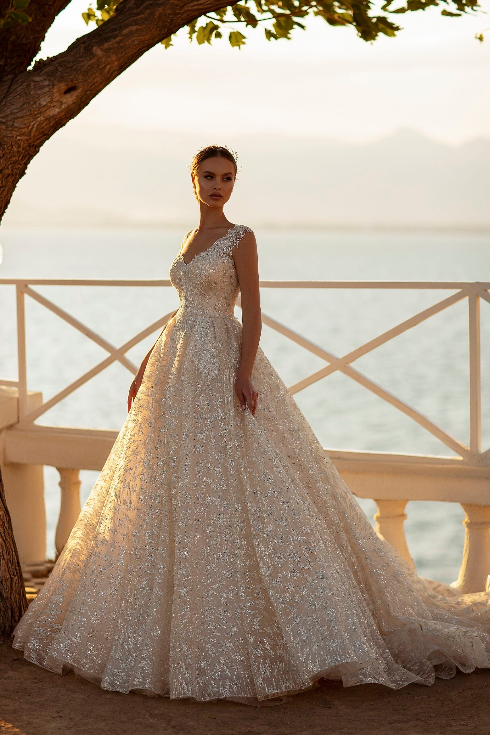 Robe de mariée princesse scintillante décolleté en V et jupe texturée majestueuse – Modèle 730