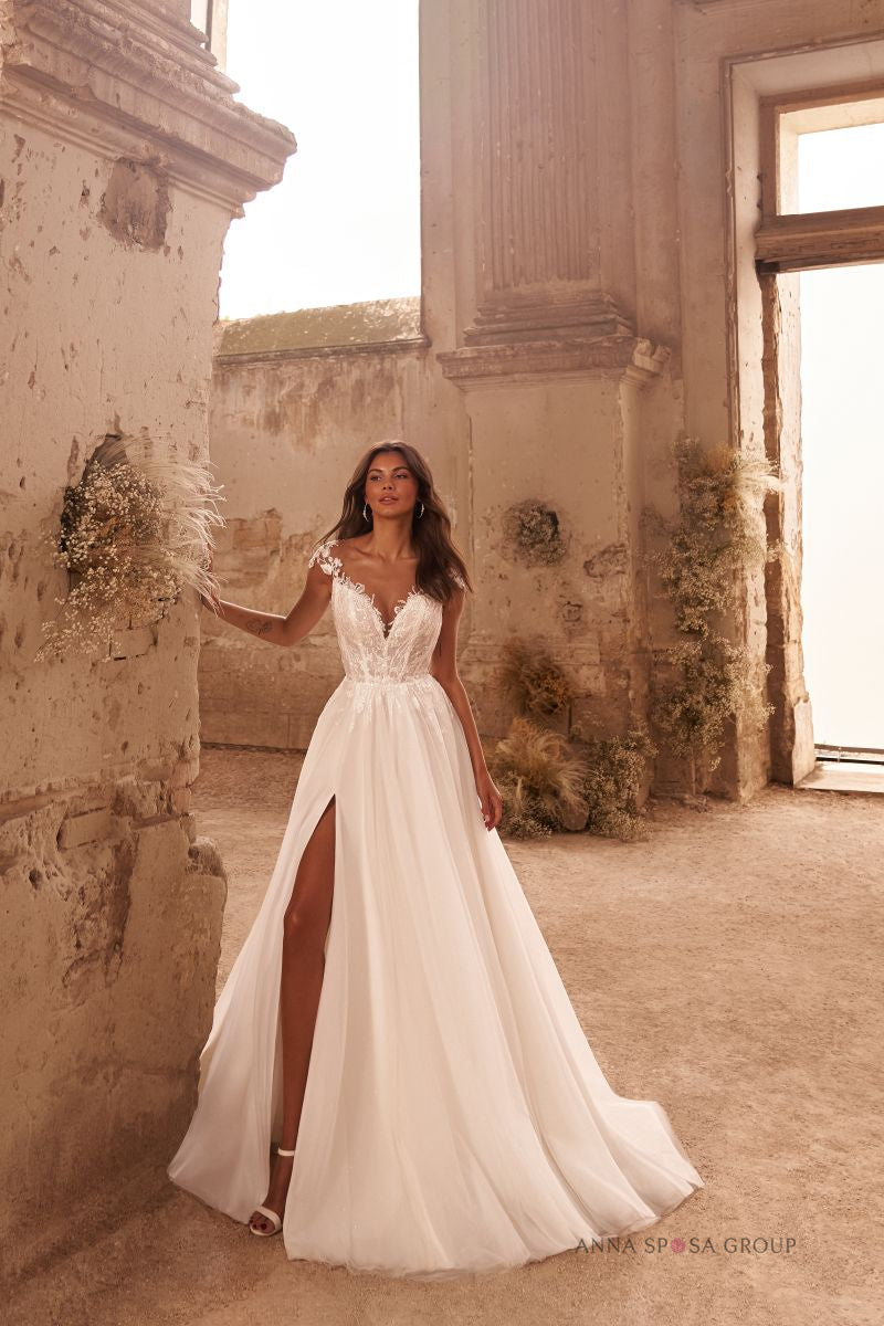 Robe de mariée Yunette – Robe fluide à corsage brodé et fente élégante