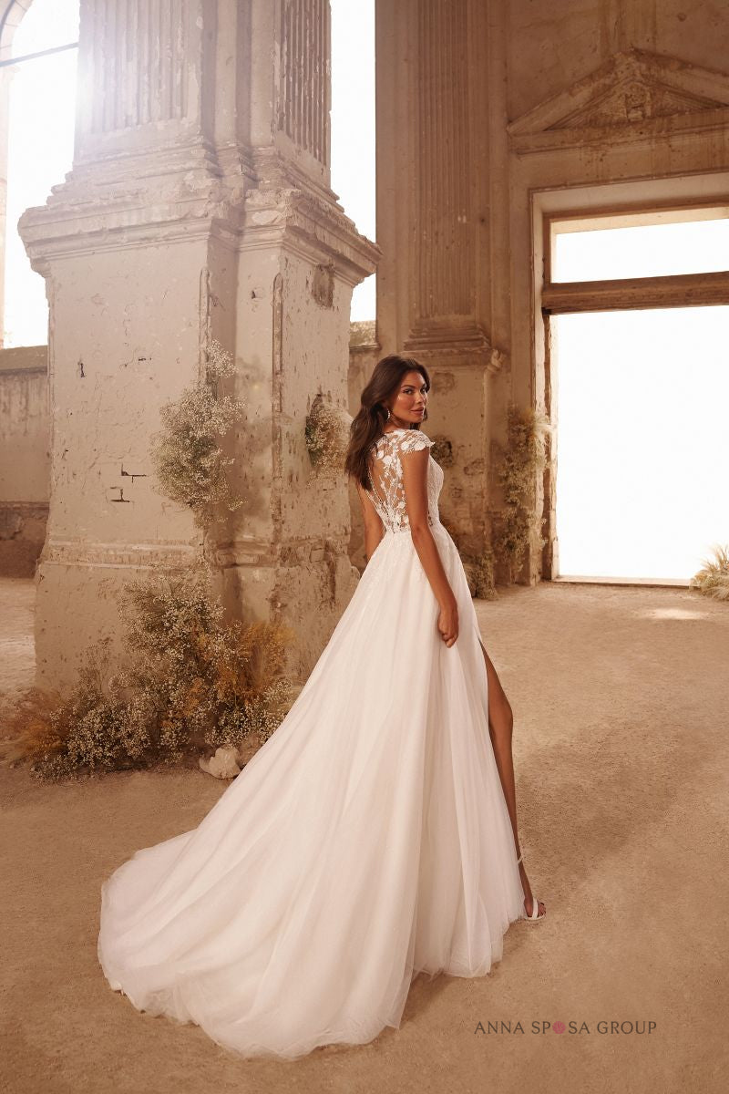 Yunette Brautkleid – Fließendes Kleid mit besticktem Oberteil und elegantem Schlitz