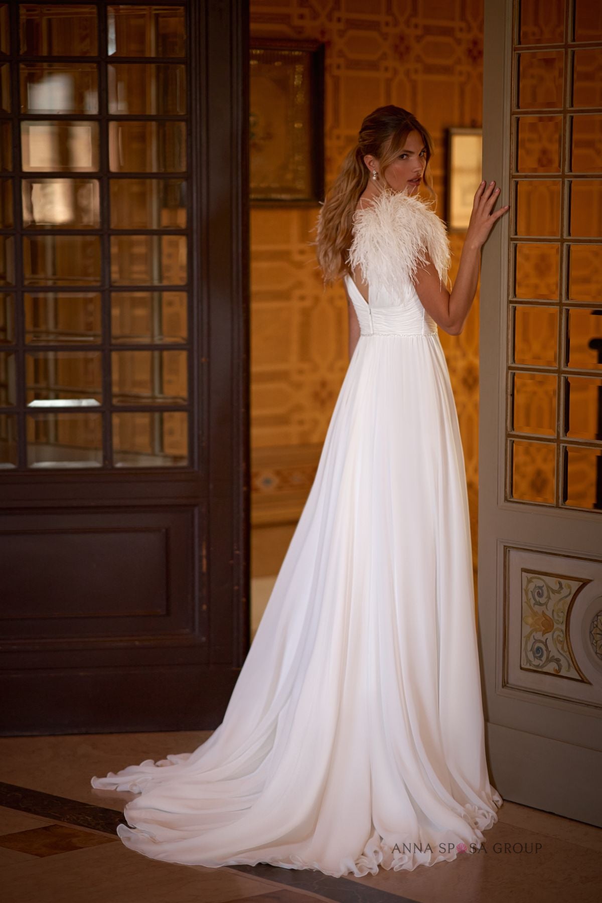 Robe de mariée Zosia – Ligne A mousseline fluide, décolleté V et épaules plumées