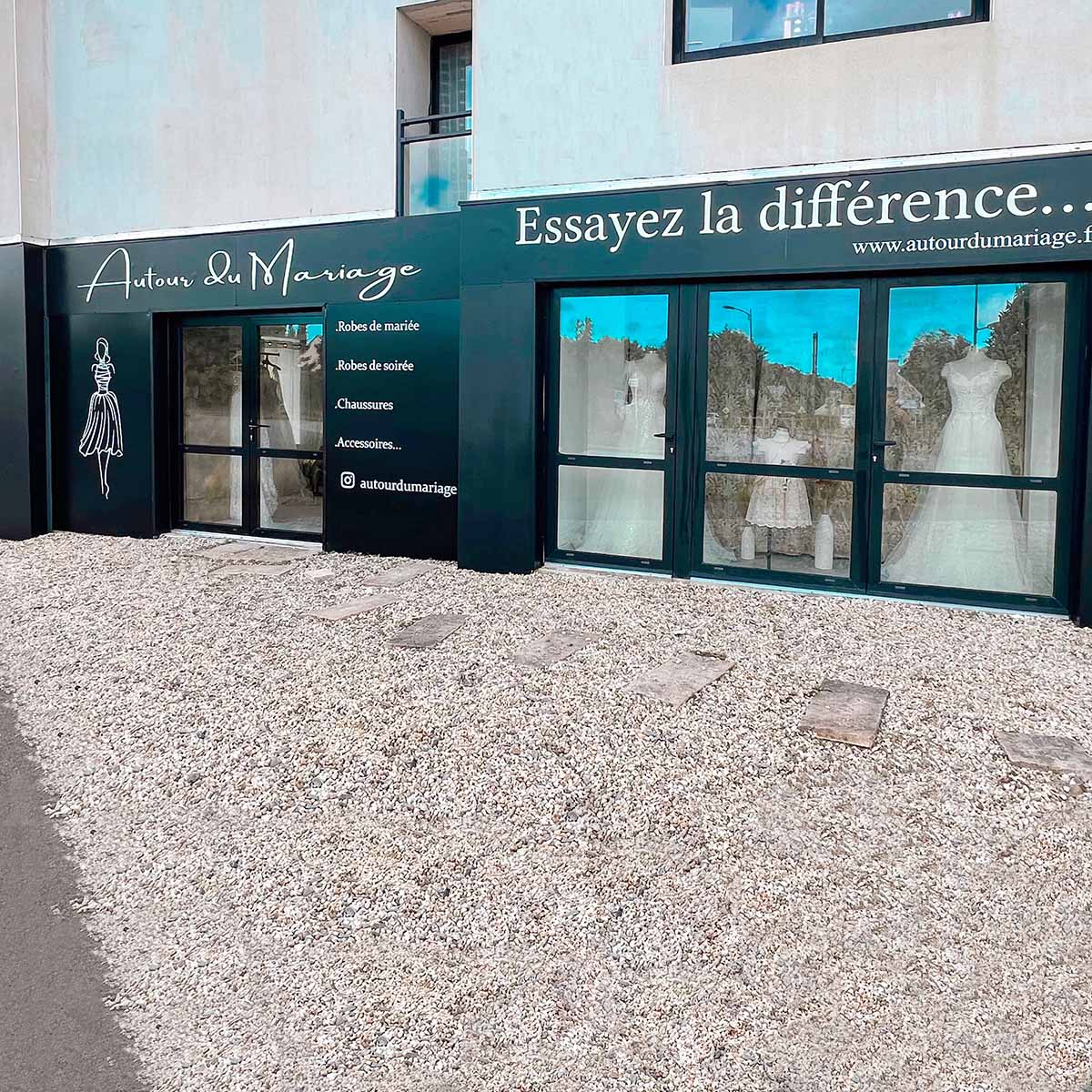 Devanture de la boutique Autour du Mariage à Quimper avec vitrines de robes de mariée et slogan Essayez la différence