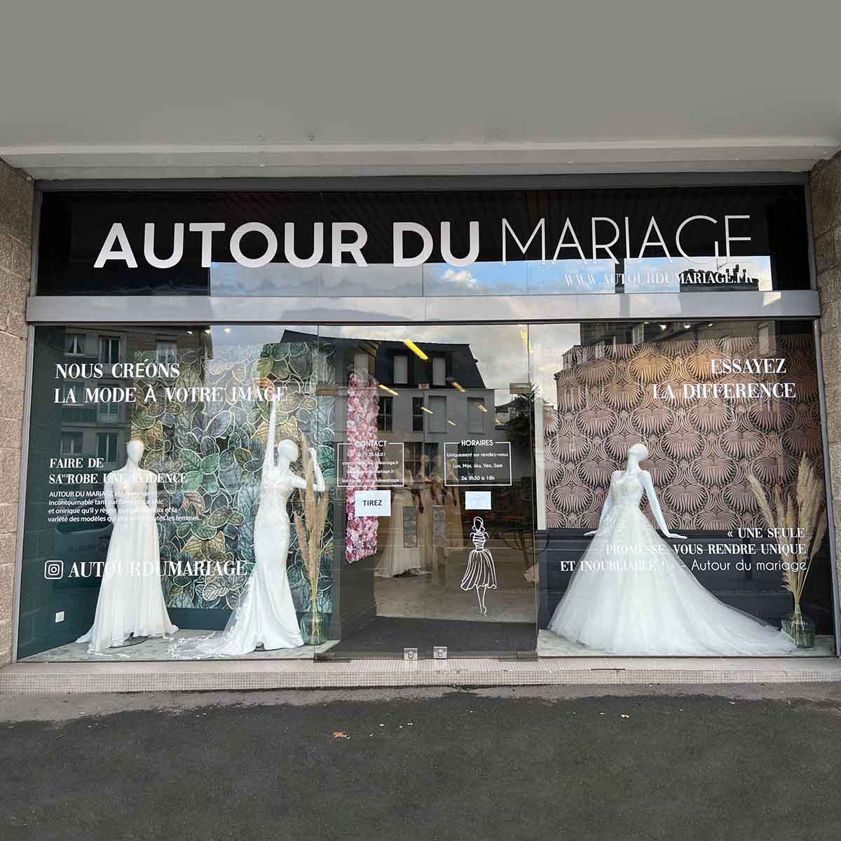 Façade de la boutique Autour du Mariage à Quimper avec vitrines présentant des robes de mariée en dentelle et bohème