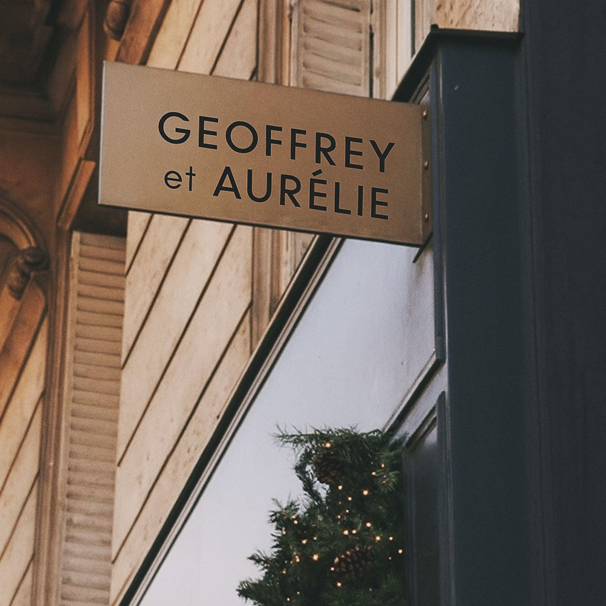 Enseigne Geoffrey et Aurélie, créateurs de la marque Autour du Mariage.