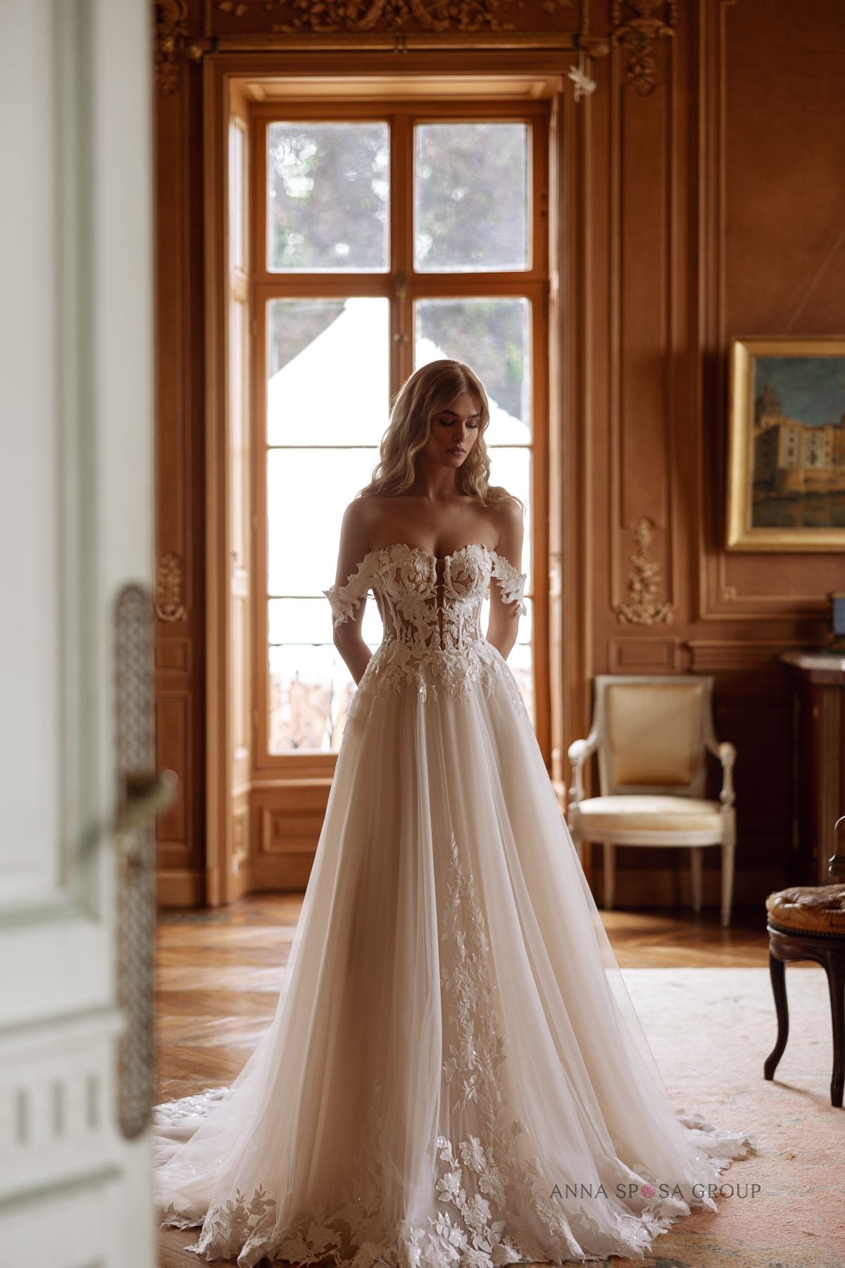 Robe de mariée bustier illusion avec appliqués de dentelle et manches tombantes – Modèle BRYAXIS par Autour du Mariage