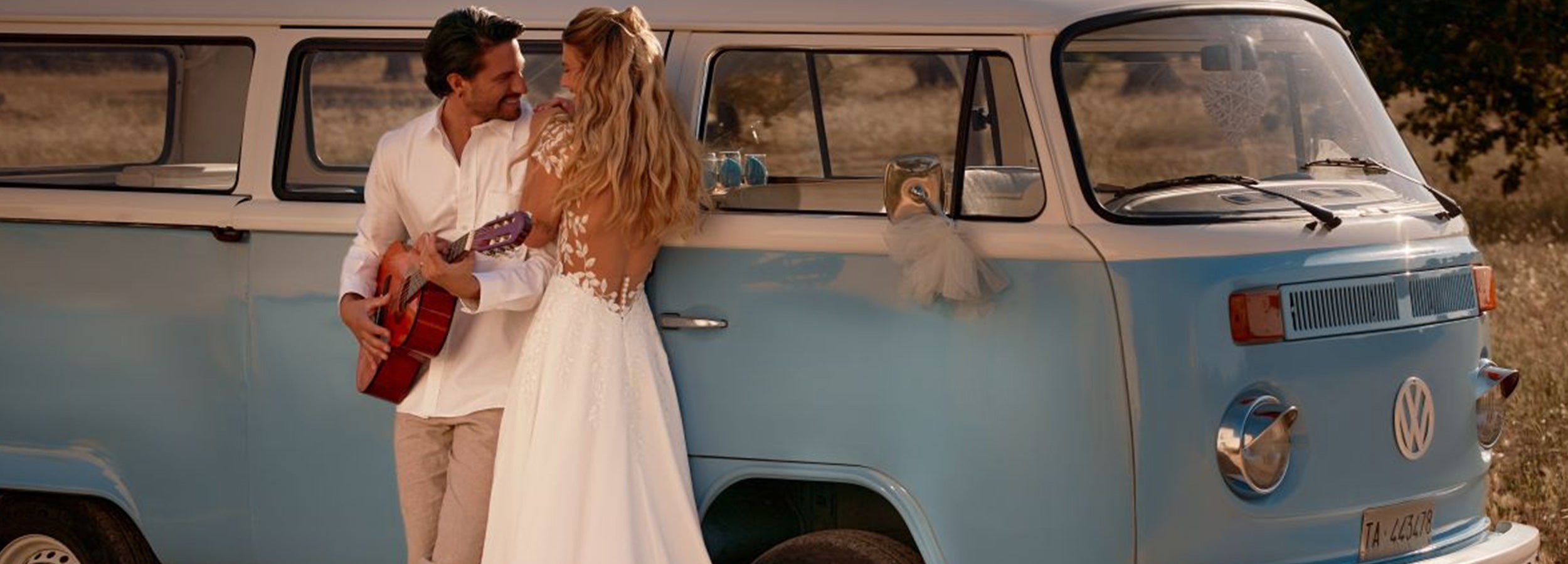Robe de mariée droite et fluide bohème PORHHA avec dos en dentelle transparente et jupe légère, idéale pour un mariage romantique en plein air.