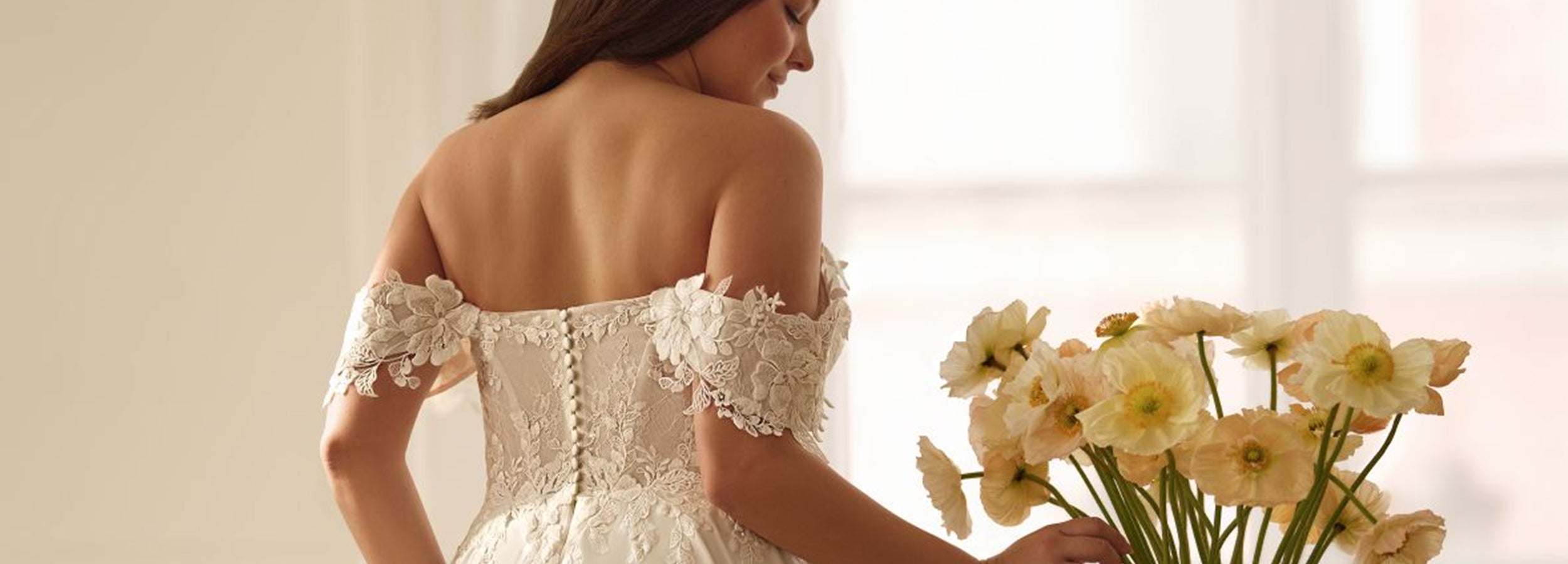 Robe de mariée grande taille LEROY avec bustier en dentelle et épaules dénudées, alliant sensualité, maintien et élégance.