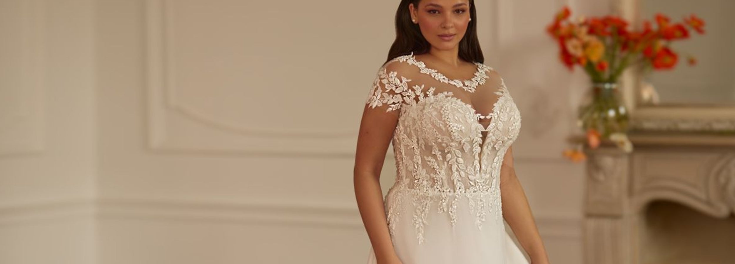 Robe de mariée grande taille ZHILTA avec haut en dentelle illusion et décolleté cœur, conçue pour sublimer les formes avec élégance et confort.