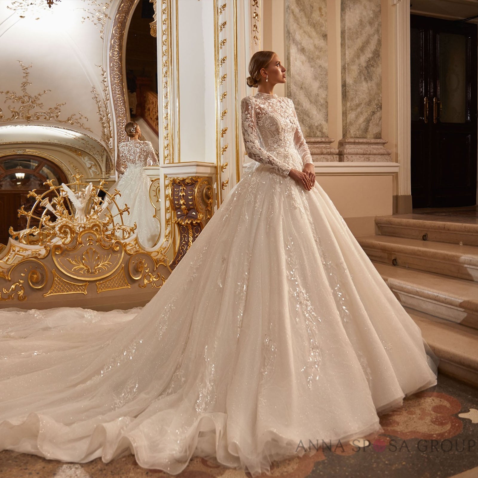 Robe de mariée Anna Sposa Narma style princesse avec manches longues en dentelle et longue traîne, décor raffiné