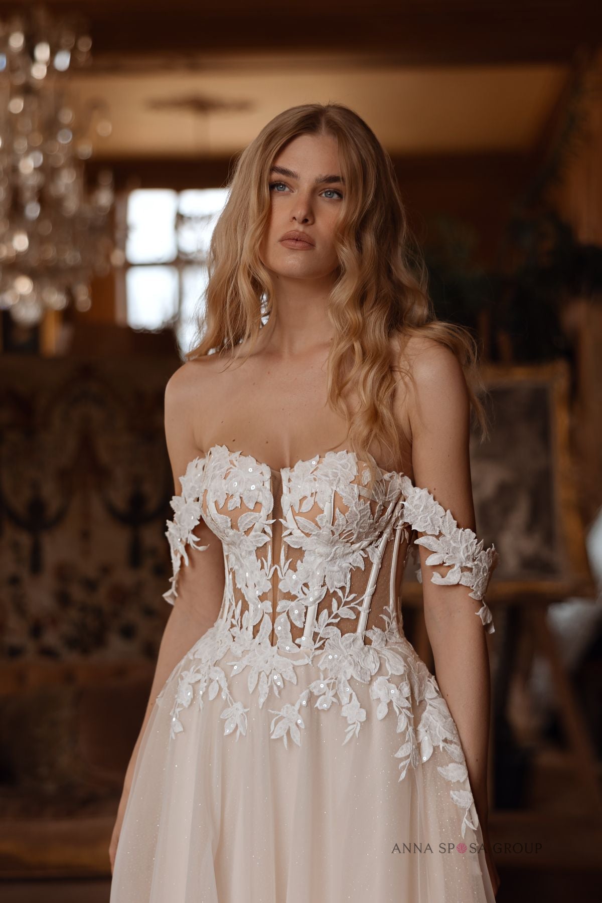 Robe de mariée princesse bustier transparent avec dentelle florale et jupe en tulle – Modèle BRYAXIS par Autour du Mariage