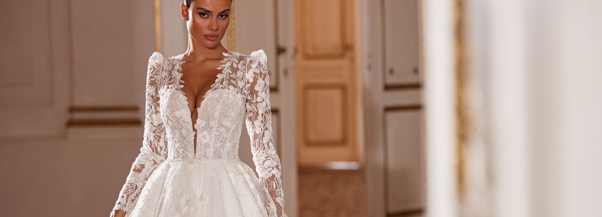 Robe de mariée princesse en dentelle avec manches longues transparentes et bustier ajusté, modèle LANCORA – élégance et raffinement pour un mariage féérique.