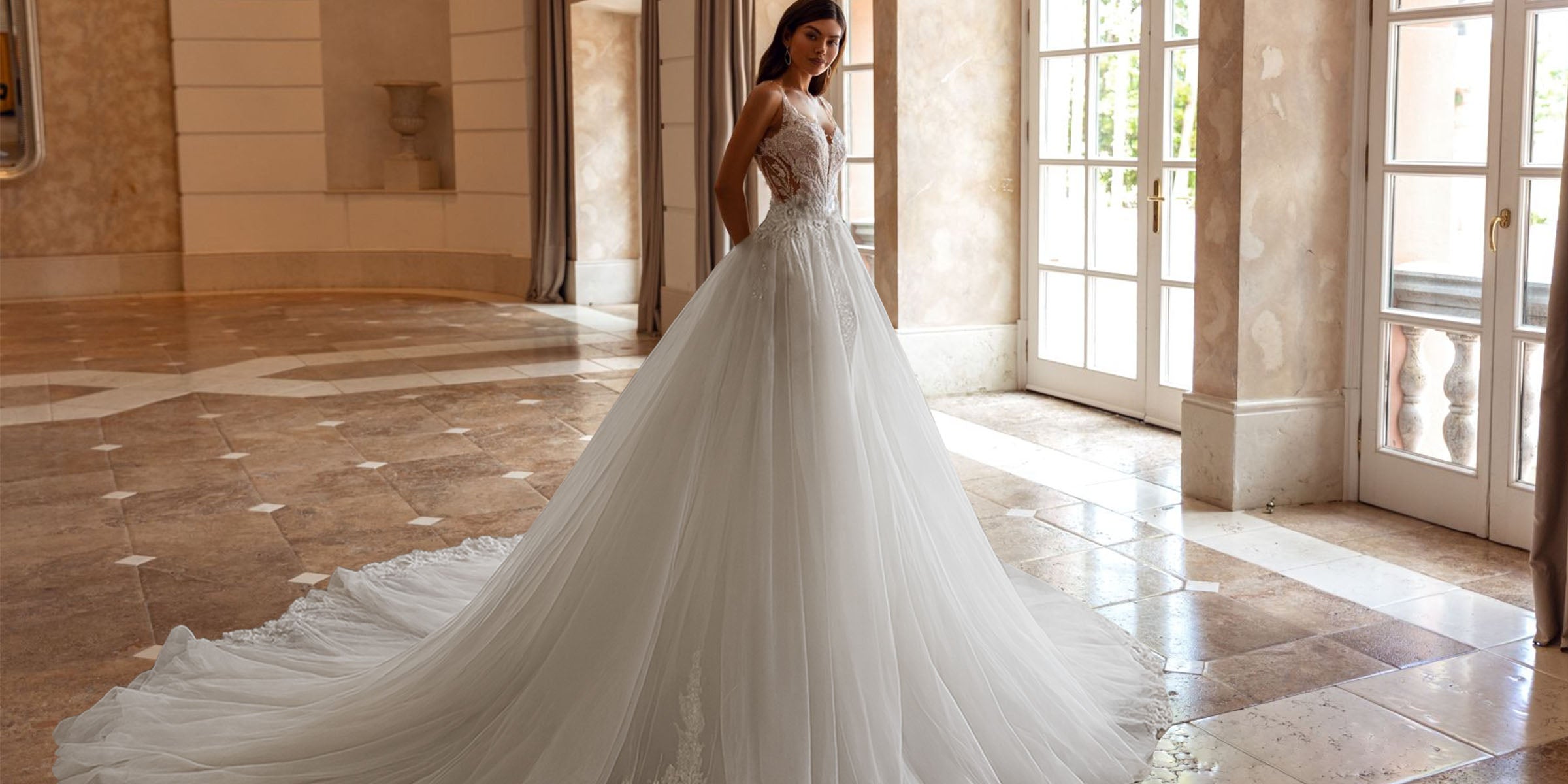 Robe de mariée sirène avec sur-jupe amovible en tulle fluide et dentelle, élégance transformable pour cérémonie et réception.