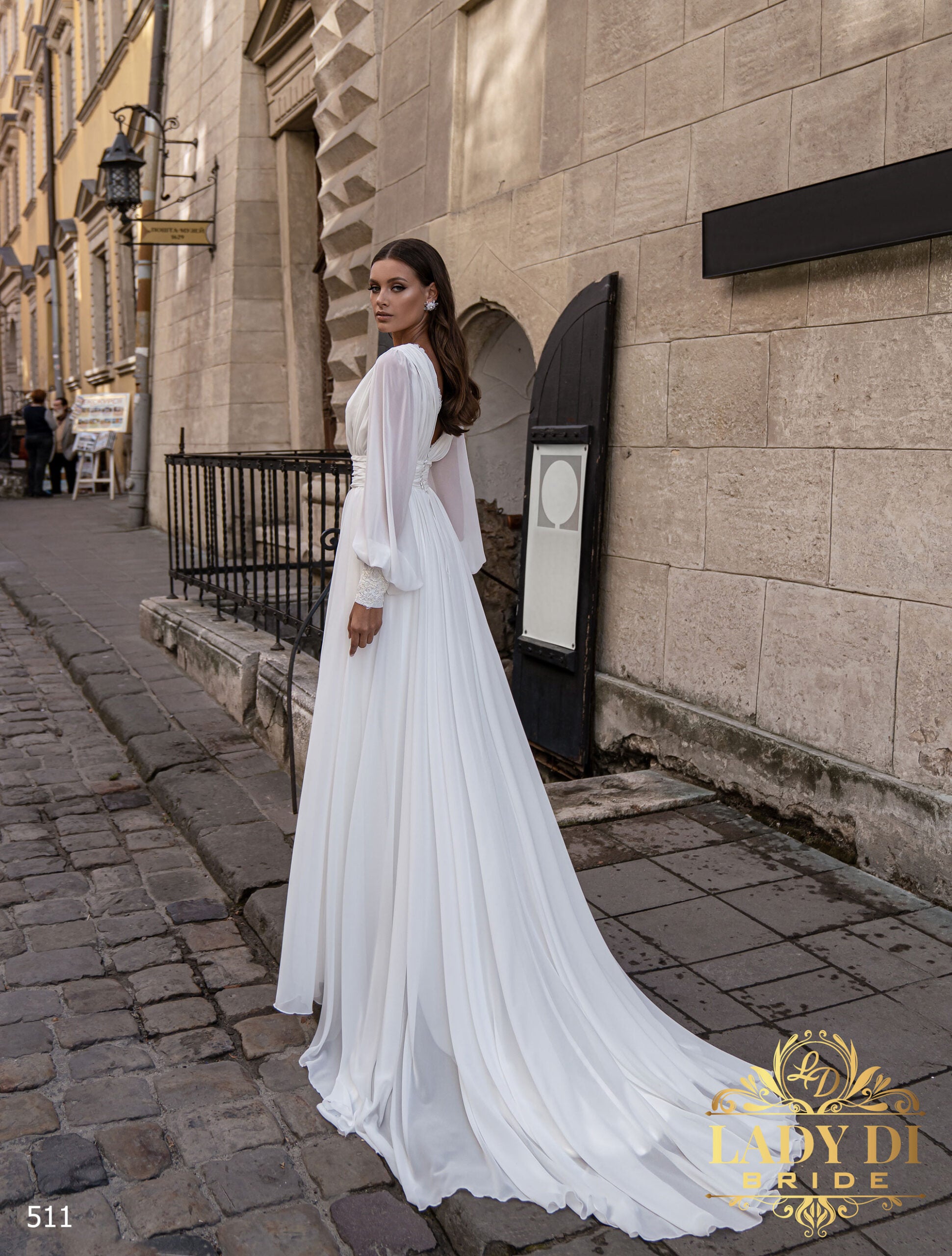 Robe de mariée bohème fourreau, manteau amovible manches longues – Lady Di 511 sur mesure