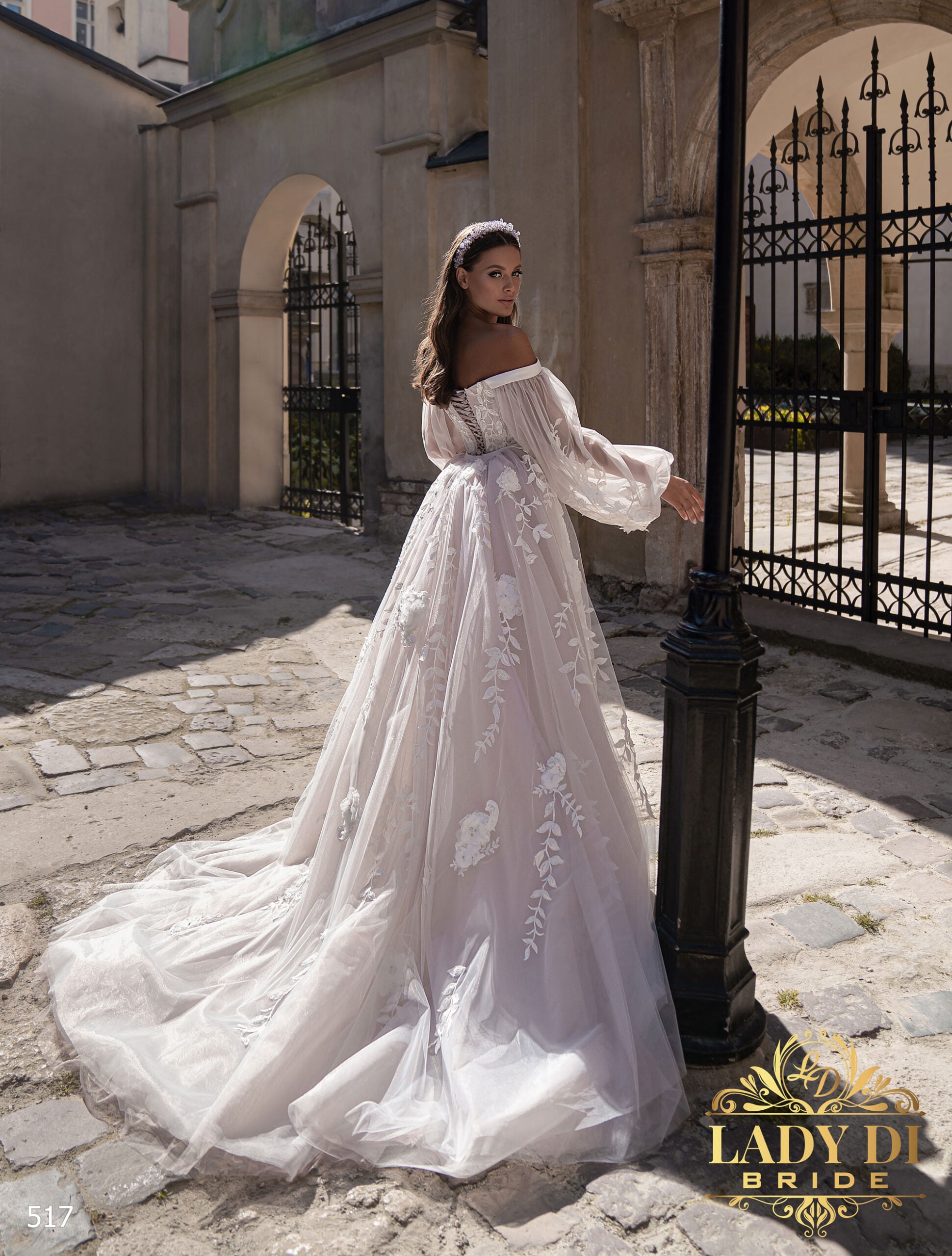 Robe de mariée fourreau Lady Di Bride 517 avec sur-jupe amovible en tulle brodé