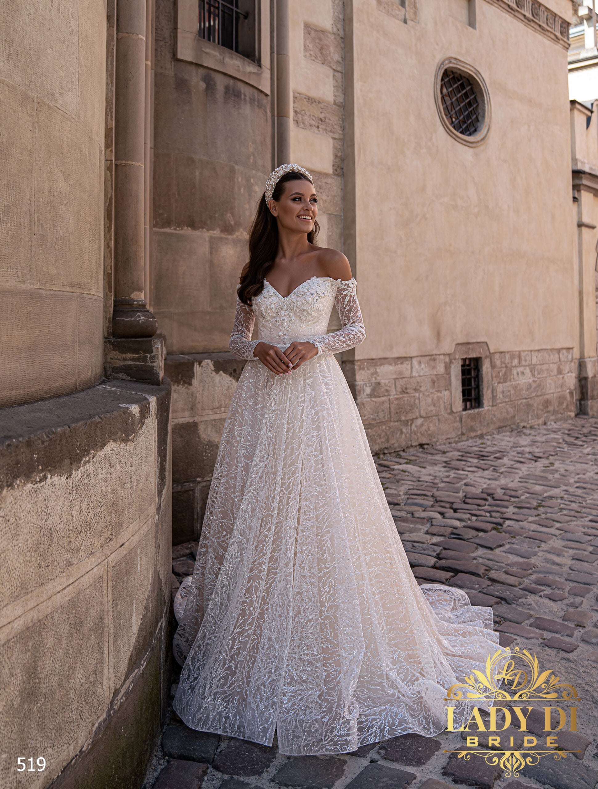 Robe de mariée Lady Di Bride 519 – Tulle scintillant, dentelle brodé, manches longues.