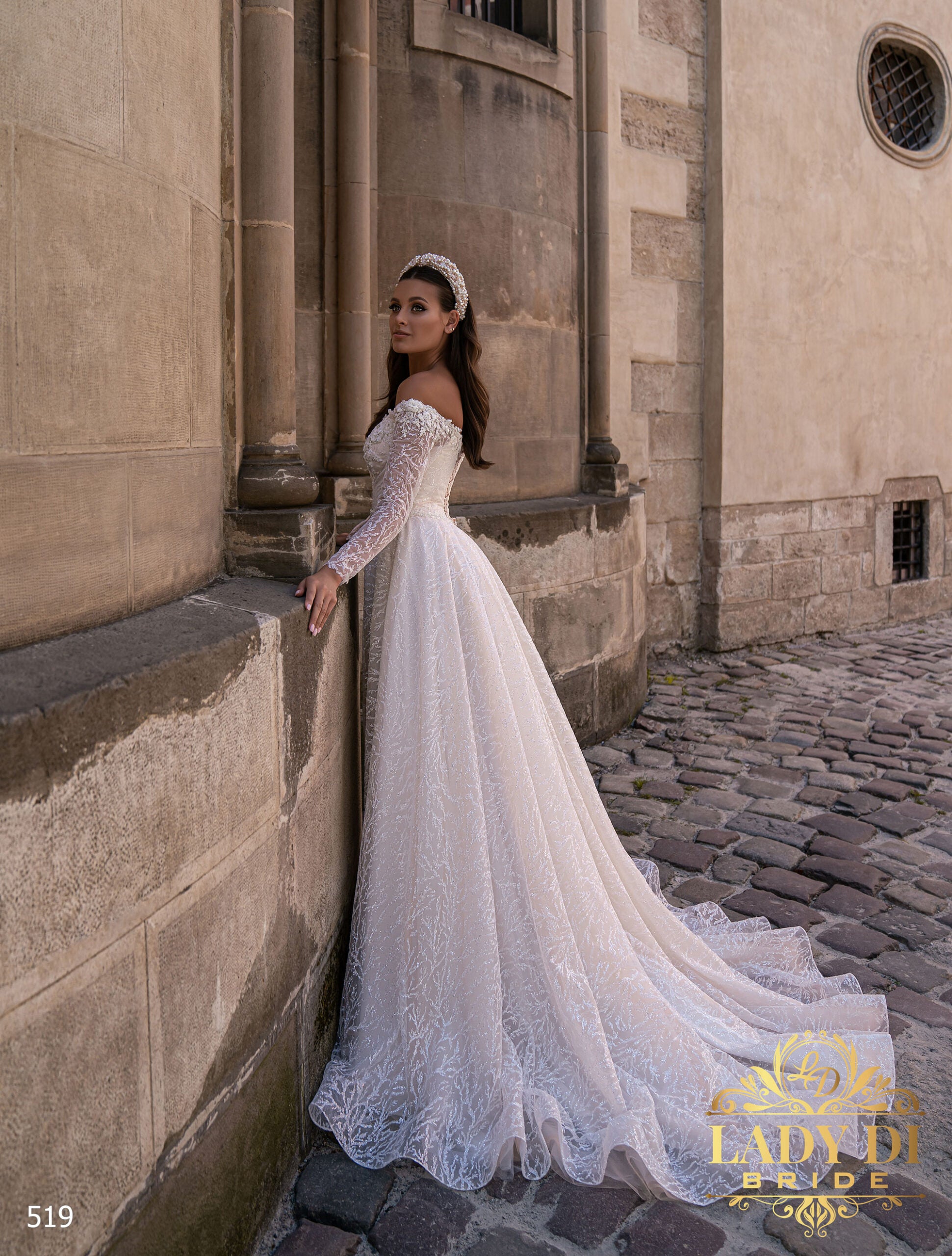 Robe de mariée Lady Di Bride 519 – Tulle scintillant, dentelle brodé, manches longues.