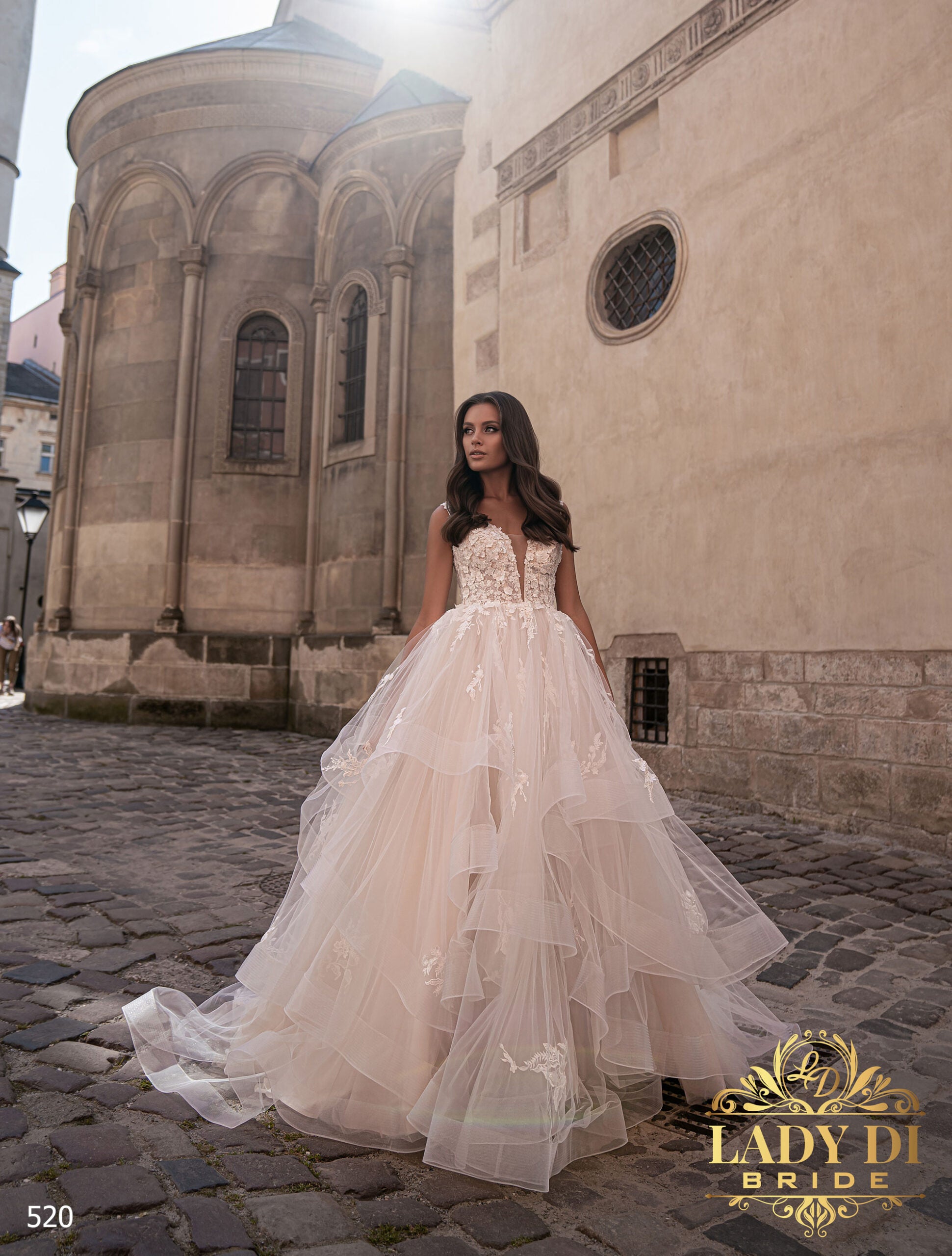 Robe de mariée Lady Di Bride 520 – Jupe asymétrique volumineuse en tulle et dos boutonné