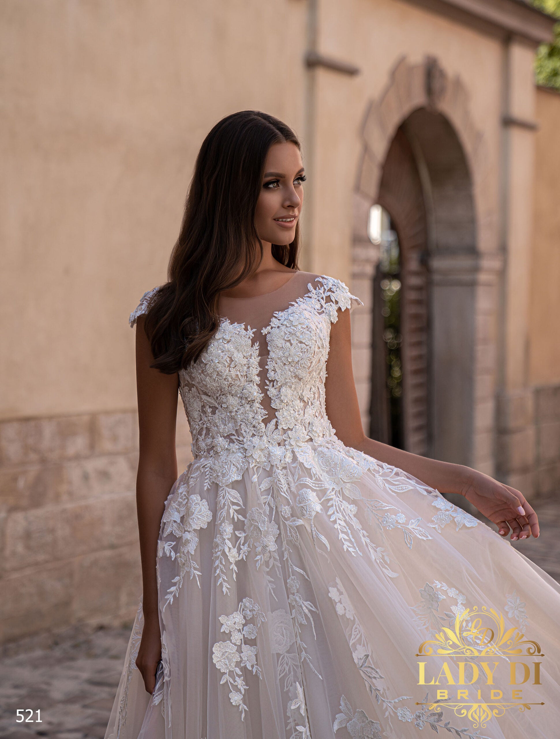 Robe de mariée A-line Lady Di Bride 521 – Dentelle brodée et dos boutonné