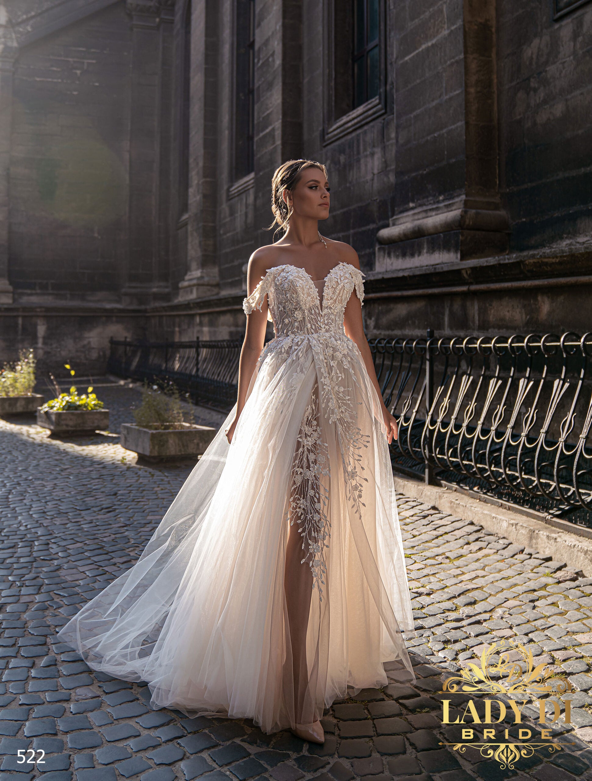 Robe de mariée A-line Lady Di Bride 522 – Jupe fendue en tulle et dos à lacet