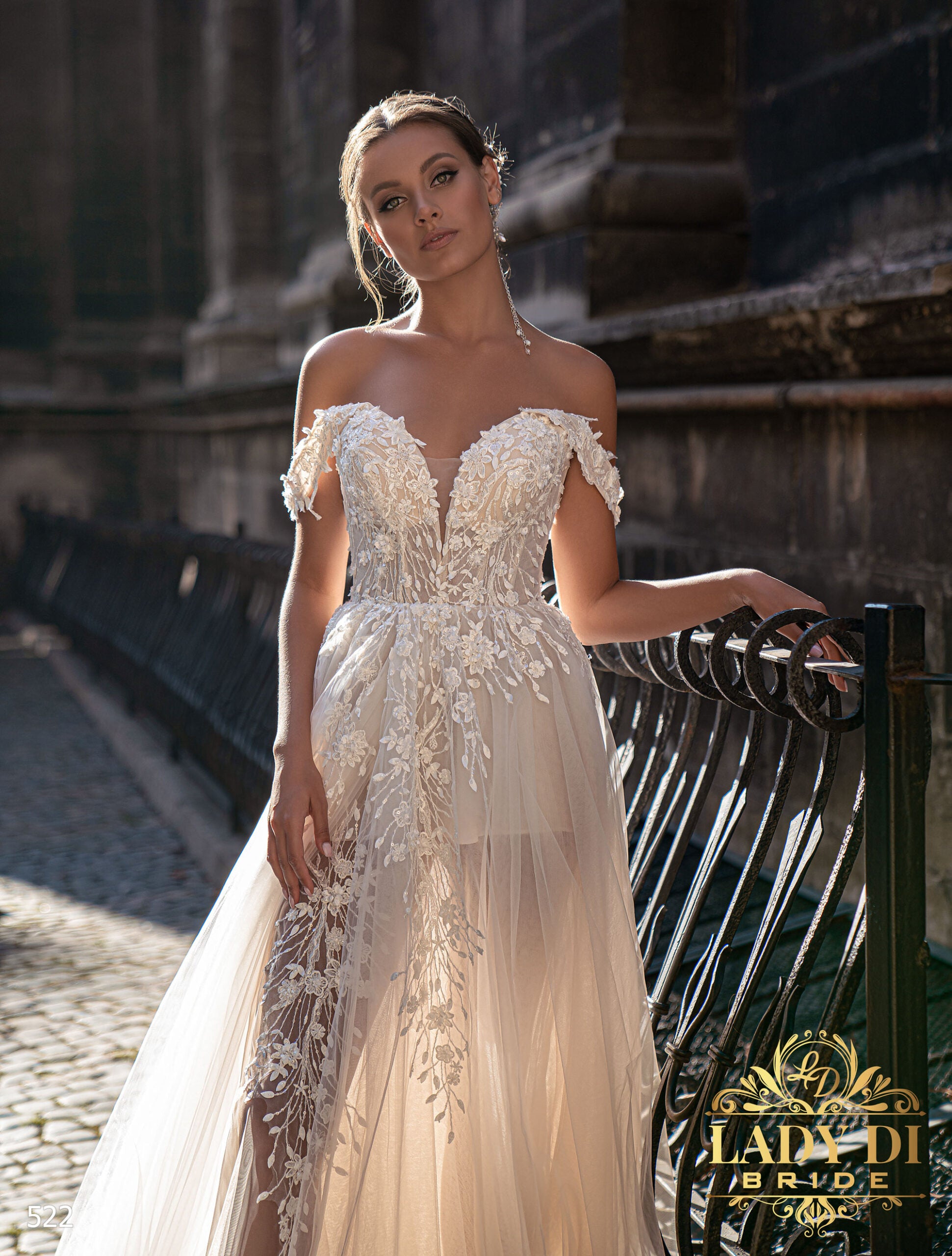 Robe de mariée A-line Lady Di Bride 522 – Jupe fendue en tulle et dos à lacet