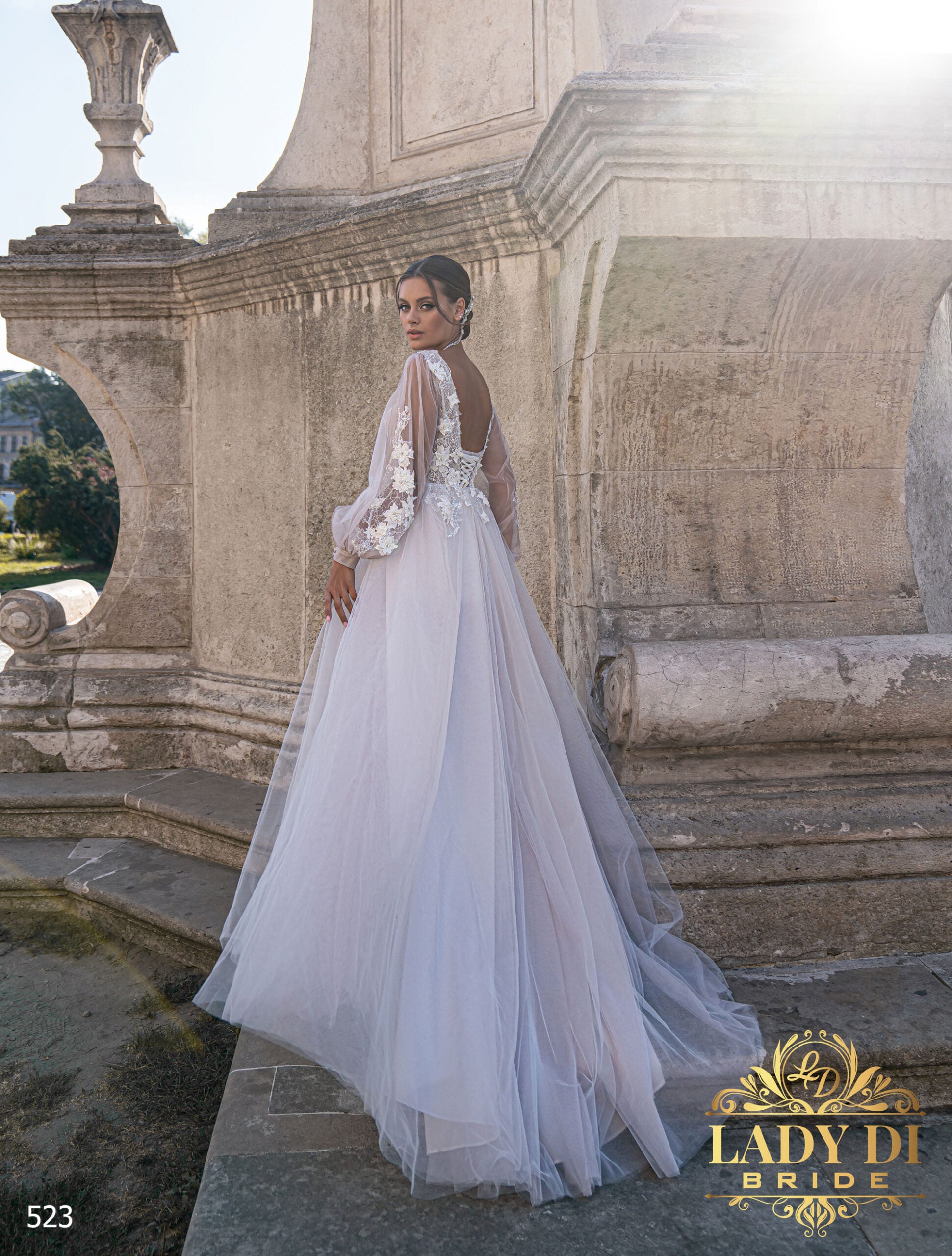 Robe de mariée A-line Lady Di Bride 523 – Jupe fendue, manches longues ballons et dos à lacet