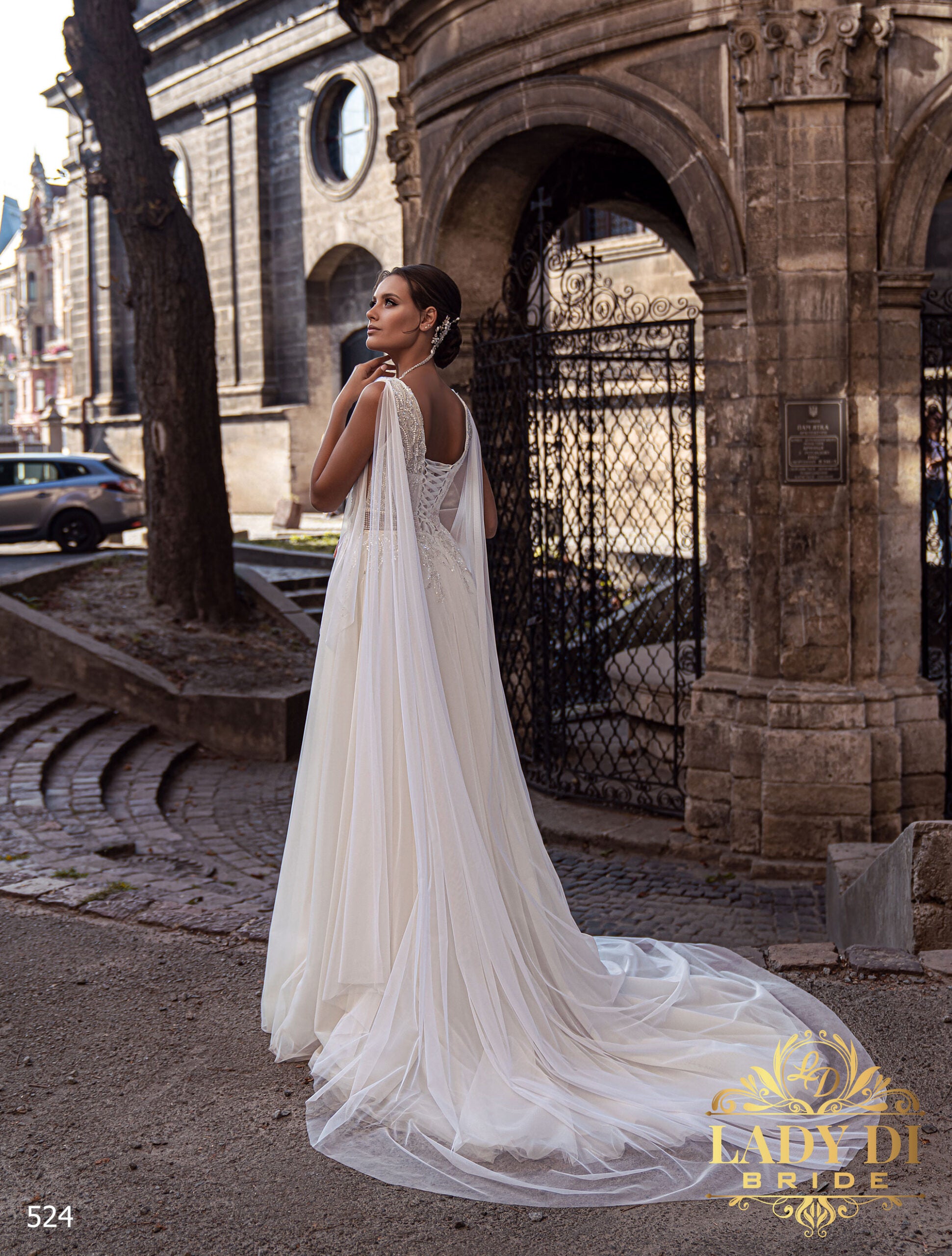Robe de mariée trapèze Lady Di Bride 524 – Dentelle perlée, jupe fluide tulle et dos à lacet