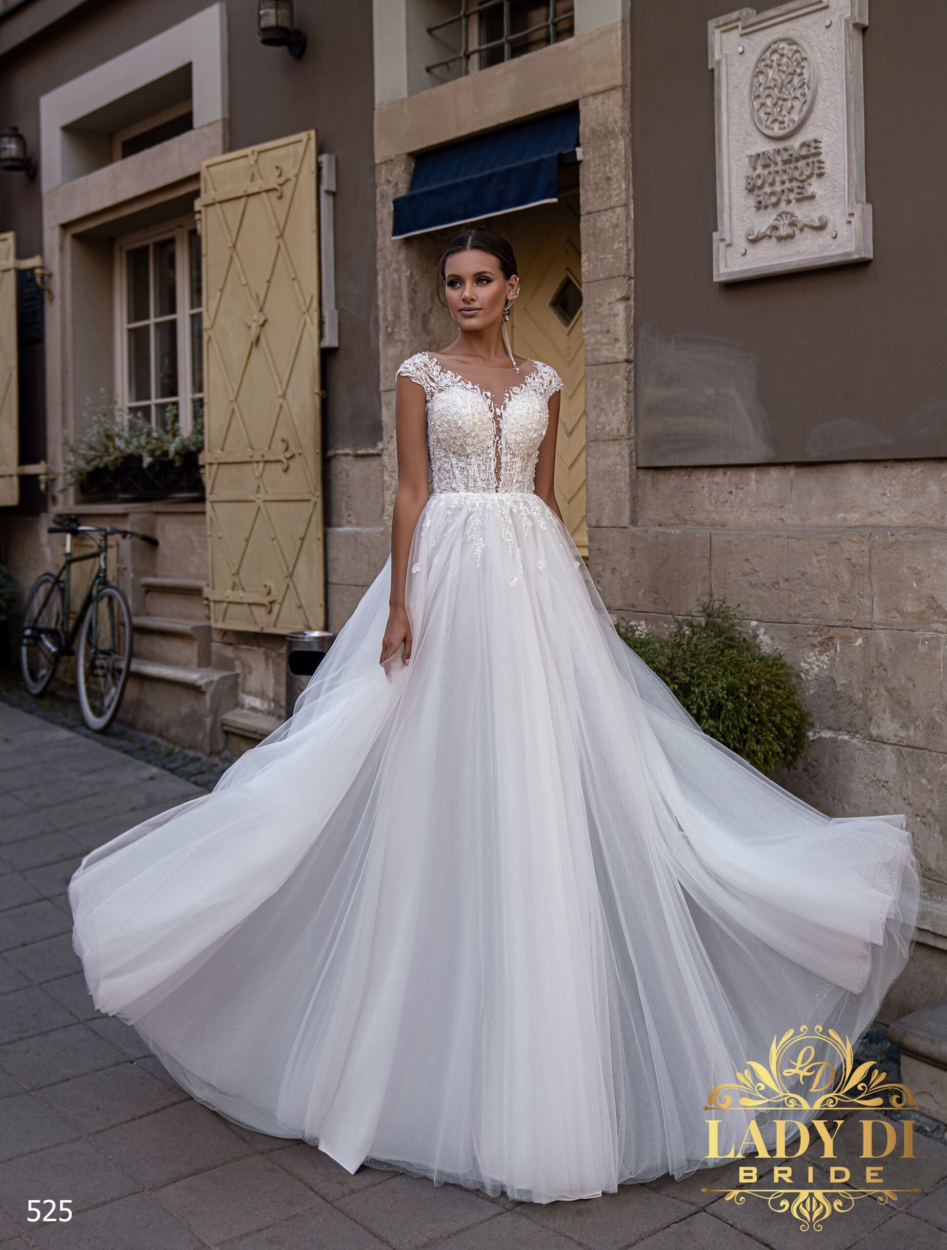 Robe de mariée A-line Lady Di Bride 525 – Dentelle perlée, jupe fluide et dos boutonné