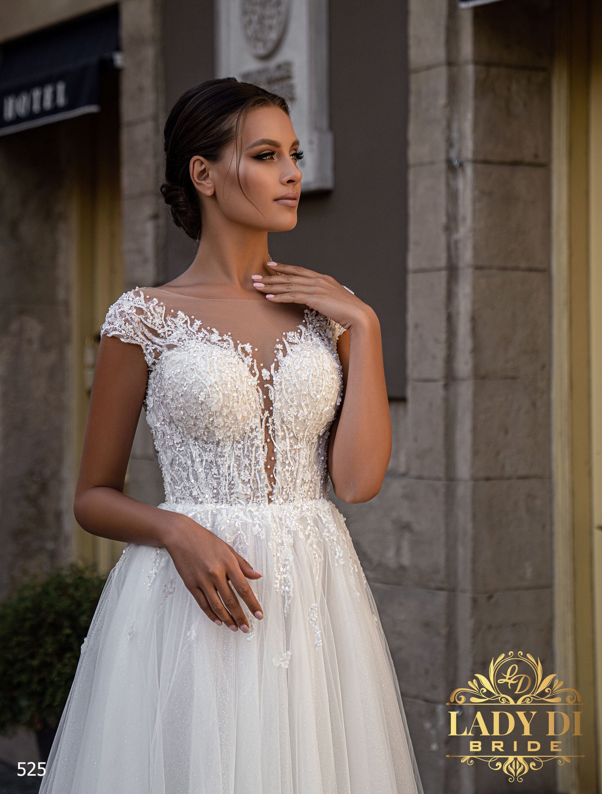 Robe de mariée A-line Lady Di Bride 525 – Dentelle perlée, jupe fluide et dos boutonné