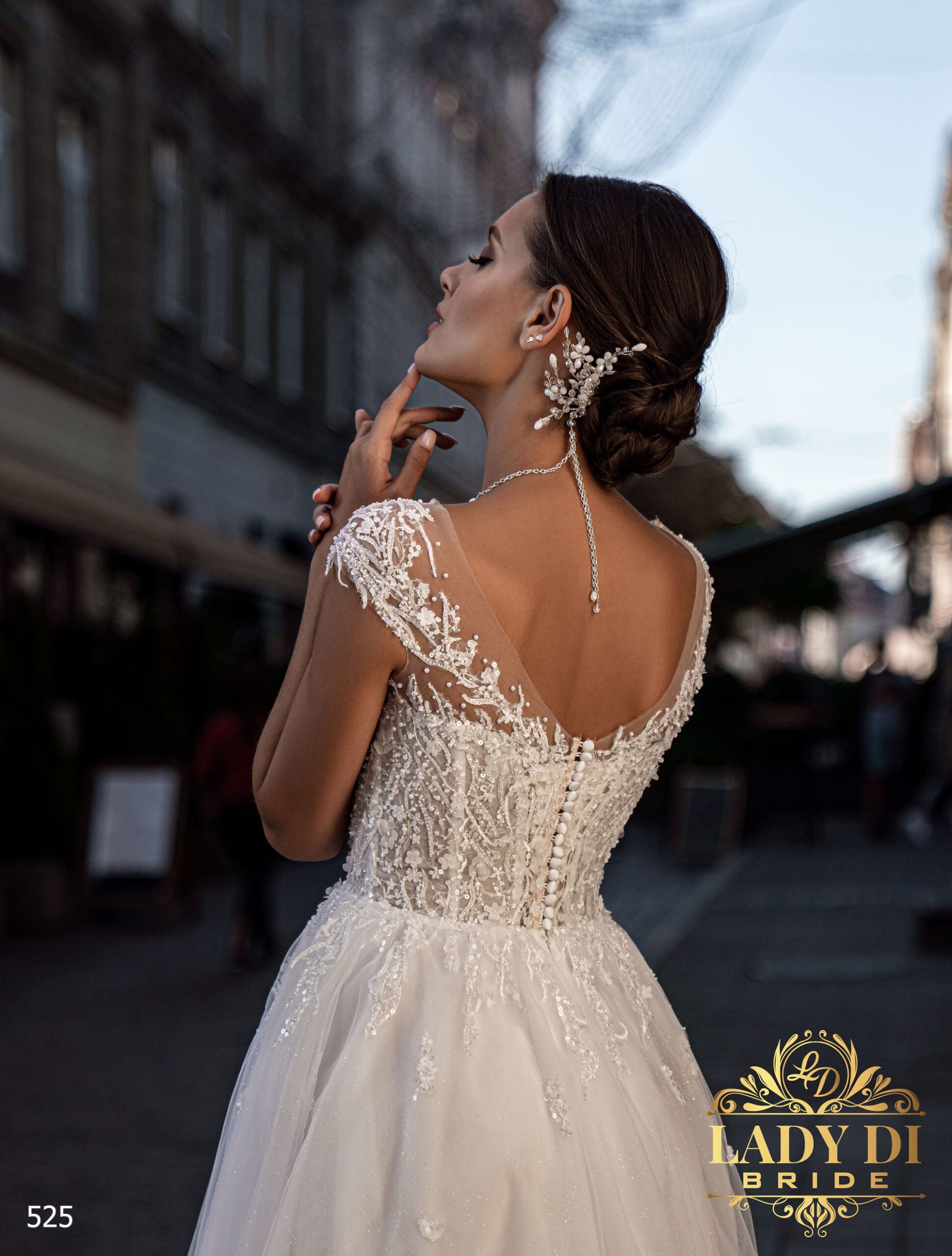 Robe de mariée A-line Lady Di Bride 525 – Dentelle perlée, jupe fluide et dos boutonné